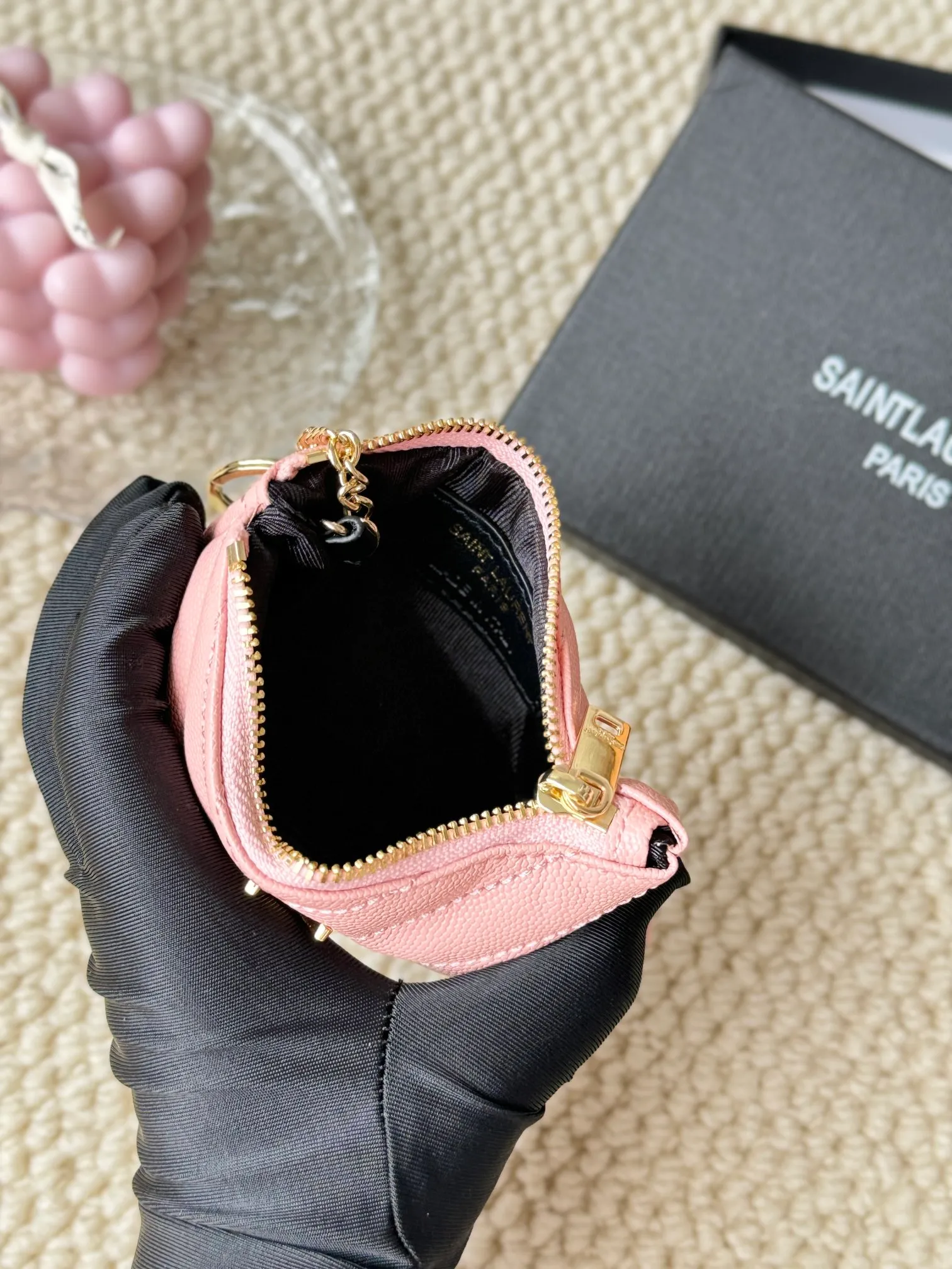💰140 The first key bag in the ysl series, a V-shaped chain bag, matching key ring, grosgrain lining, and exquisite hardware make this small leather goods particularly good. It can be used as a key bag or coin purse, suitable for men and women. Great for giving as a gift or for personal use! Style number: 438386 Size: 13x7.5x2cm