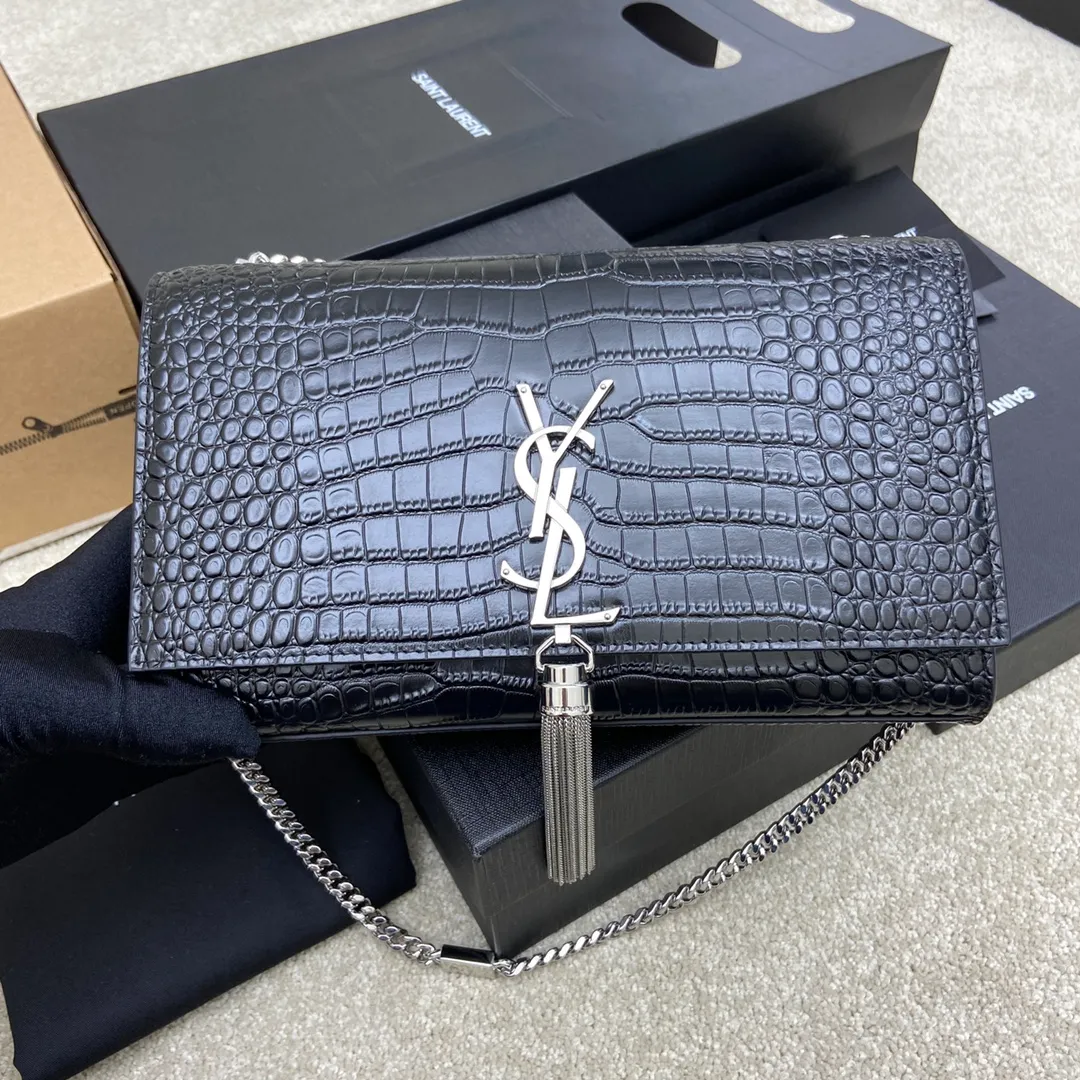 💰1300 Black small crocodile pattern/silver buckle [original leather] 🌈Y’s most classic style Kate crocodile pattern chain crossbody bag! A versatile style that is a must-have in every girl’s wardrobe! High-quality original crocodile-embossed cowhide, wear-resistant and scratch-resistant, no need to take special care of it💫Believe me, kate is definitely an eternal classic. No one can say that they are fashionable without a Y family tassel bag👍20210650 Model: 377829 Size: 24*14.5*5.5cm