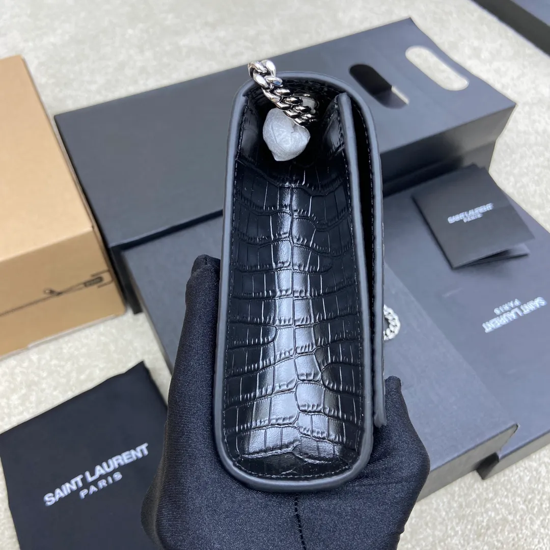 💰1300 Black small crocodile pattern/silver buckle [original leather] 🌈Y’s most classic style Kate crocodile pattern chain crossbody bag! A versatile style that is a must-have in every girl’s wardrobe! High-quality original crocodile-embossed cowhide, wear-resistant and scratch-resistant, no need to take special care of it💫Believe me, kate is definitely an eternal classic. No one can say that they are fashionable without a Y family tassel bag👍20210650 Model: 377829 Size: 24*14.5*5.5cm