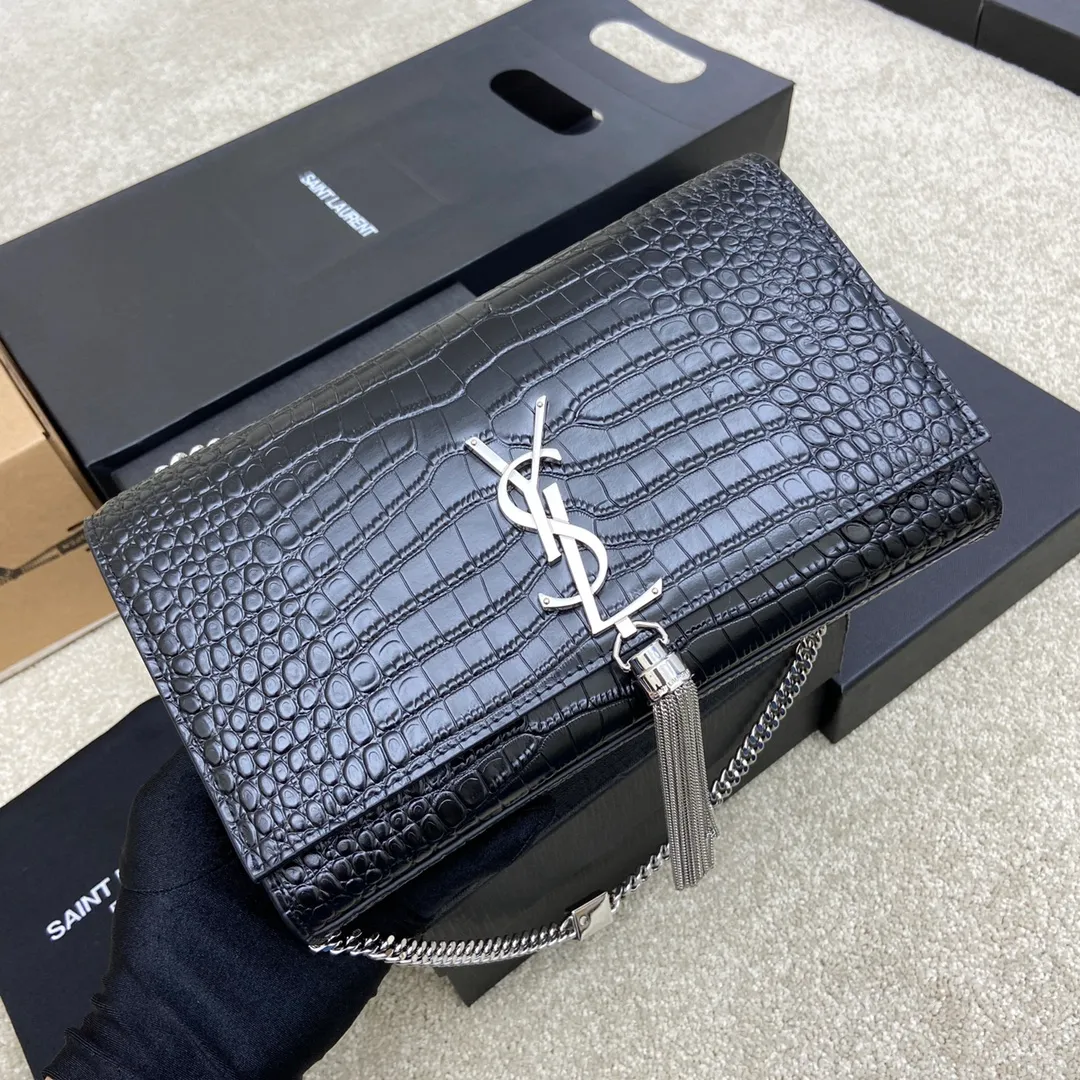 💰1300 Black small crocodile pattern/silver buckle [original leather] 🌈Y’s most classic style Kate crocodile pattern chain crossbody bag! A versatile style that is a must-have in every girl’s wardrobe! High-quality original crocodile-embossed cowhide, wear-resistant and scratch-resistant, no need to take special care of it💫Believe me, kate is definitely an eternal classic. No one can say that they are fashionable without a Y family tassel bag👍20210650 Model: 377829 Size: 24*14.5*5.5cm