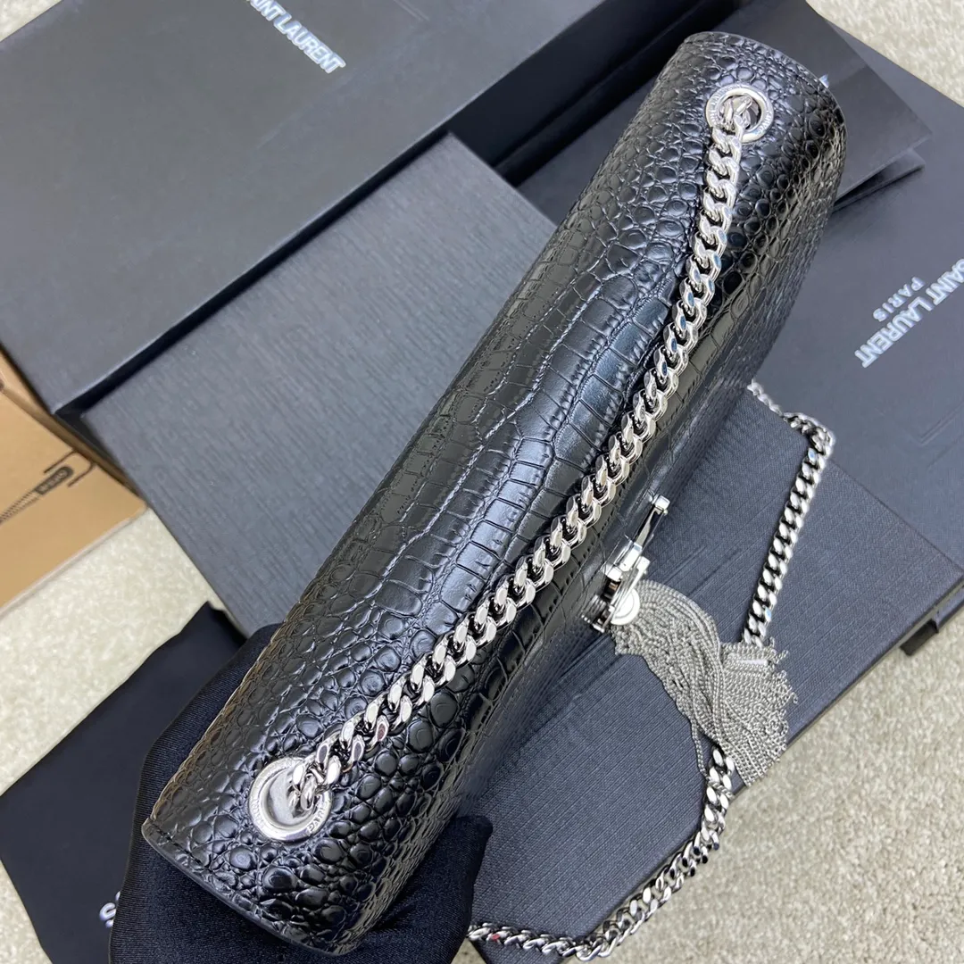 💰1300 Black small crocodile pattern/silver buckle [original leather] 🌈Y’s most classic style Kate crocodile pattern chain crossbody bag! A versatile style that is a must-have in every girl’s wardrobe! High-quality original crocodile-embossed cowhide, wear-resistant and scratch-resistant, no need to take special care of it💫Believe me, kate is definitely an eternal classic. No one can say that they are fashionable without a Y family tassel bag👍20210650 Model: 377829 Size: 24*14.5*5.5cm