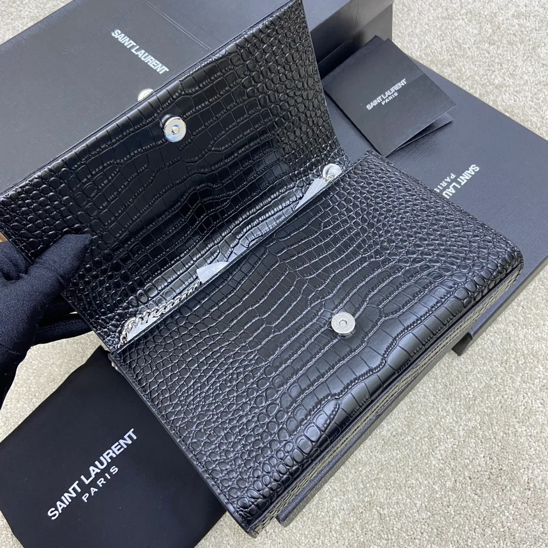 💰1300 Black small crocodile pattern/silver buckle [original leather] 🌈Y’s most classic style Kate crocodile pattern chain crossbody bag! A versatile style that is a must-have in every girl’s wardrobe! High-quality original crocodile-embossed cowhide, wear-resistant and scratch-resistant, no need to take special care of it💫Believe me, kate is definitely an eternal classic. No one can say that they are fashionable without a Y family tassel bag👍20210650 Model: 377829 Size: 24*14.5*5.5cm