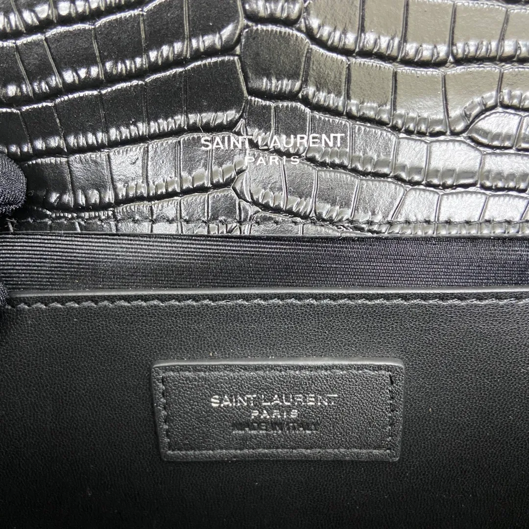 💰1300 Black small crocodile pattern/silver buckle [original leather] 🌈Y’s most classic style Kate crocodile pattern chain crossbody bag! A versatile style that is a must-have in every girl’s wardrobe! High-quality original crocodile-embossed cowhide, wear-resistant and scratch-resistant, no need to take special care of it💫Believe me, kate is definitely an eternal classic. No one can say that they are fashionable without a Y family tassel bag👍20210650 Model: 377829 Size: 24*14.5*5.5cm