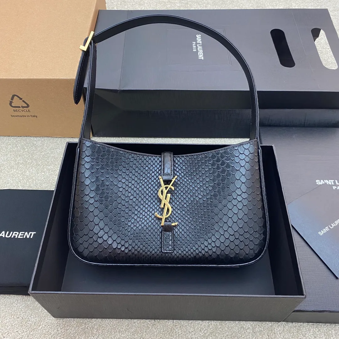 💰1360 black snake pattern/gold 🌈𝑳𝑬 5 𝐀̀ 7 new snake pattern, Y family’s armpit bag that is extremely popular this year. The outline of the bag itself is simple and three-dimensional, and it looks stiff but not too sharp. Paired with the brand's iconic plug-in buckle, the overall look gives a unique and elegant look that is both classic and elegant, yet also fashionable and modern! 20230680 Model: 657228 [original leather] Size: 24.5x16x6cm