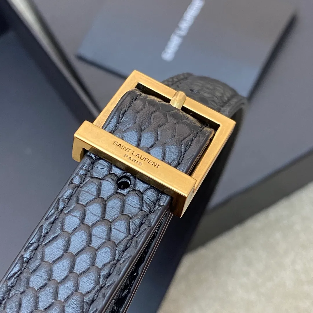 💰1360 black snake pattern/gold 🌈𝑳𝑬 5 𝐀̀ 7 new snake pattern, Y family’s armpit bag that is extremely popular this year. The outline of the bag itself is simple and three-dimensional, and it looks stiff but not too sharp. Paired with the brand's iconic plug-in buckle, the overall look gives a unique and elegant look that is both classic and elegant, yet also fashionable and modern! 20230680 Model: 657228 [original leather] Size: 24.5x16x6cm