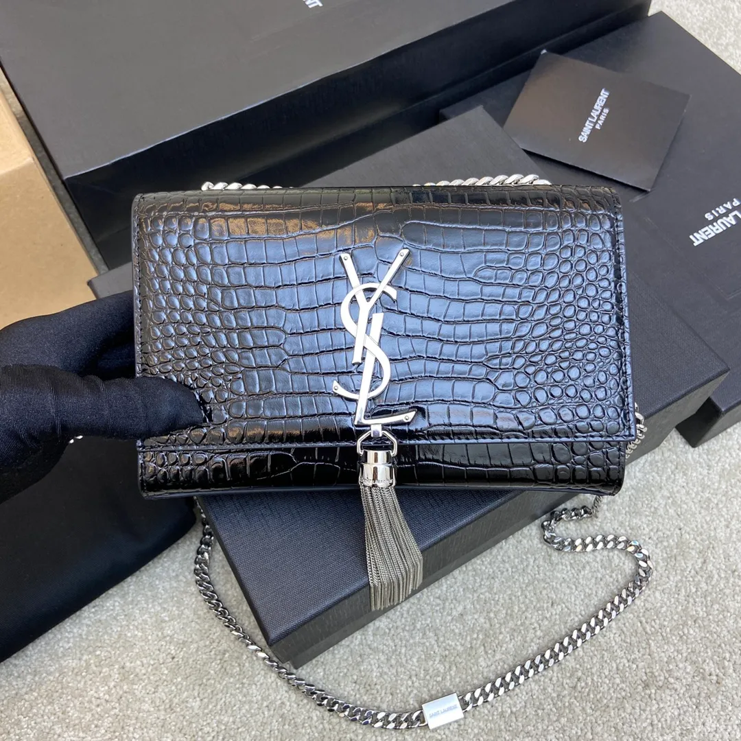 💰1260 Black small crocodile pattern/silver buckle [original leather] 🌈KATE The most classic style and the most practical size. The core design of this series is the Y logo. Mr. Yves Saint Laurent invited poster artist Cassandre to design it. The three letters are superimposed on each other, which is simple and avant-garde. High-quality crocodile pattern cowhide, wear-resistant and scratch-resistant! Definitely a timeless classic! No Y family tassel bag dares to say that they are fashionable👍20210630 Model: 377628 Size: 20*12.5*5cm