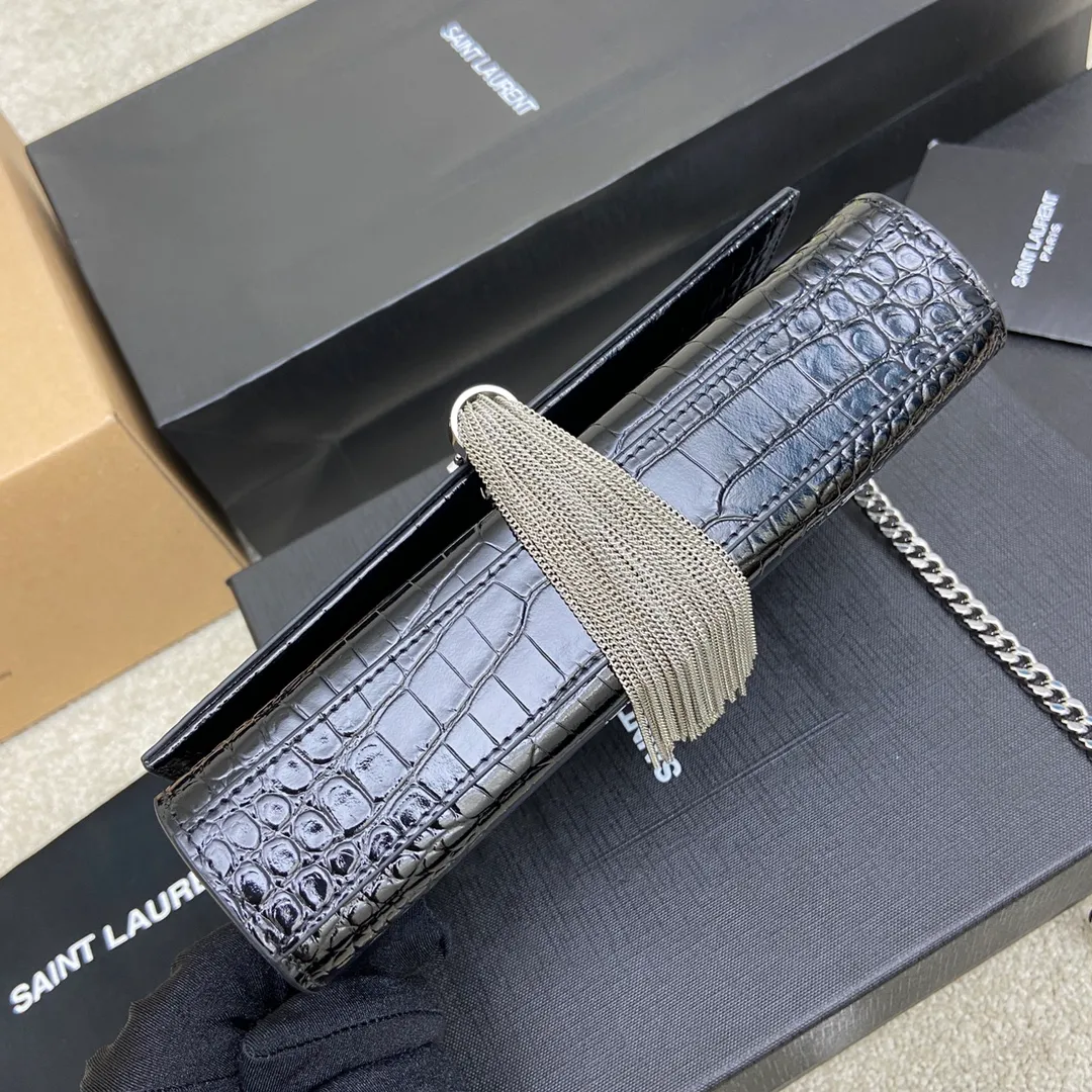 💰1260 Black small crocodile pattern/silver buckle [original leather] 🌈KATE The most classic style and the most practical size. The core design of this series is the Y logo. Mr. Yves Saint Laurent invited poster artist Cassandre to design it. The three letters are superimposed on each other, which is simple and avant-garde. High-quality crocodile pattern cowhide, wear-resistant and scratch-resistant! Definitely a timeless classic! No Y family tassel bag dares to say that they are fashionable👍20210630 Model: 377628 Size: 20*12.5*5cm
