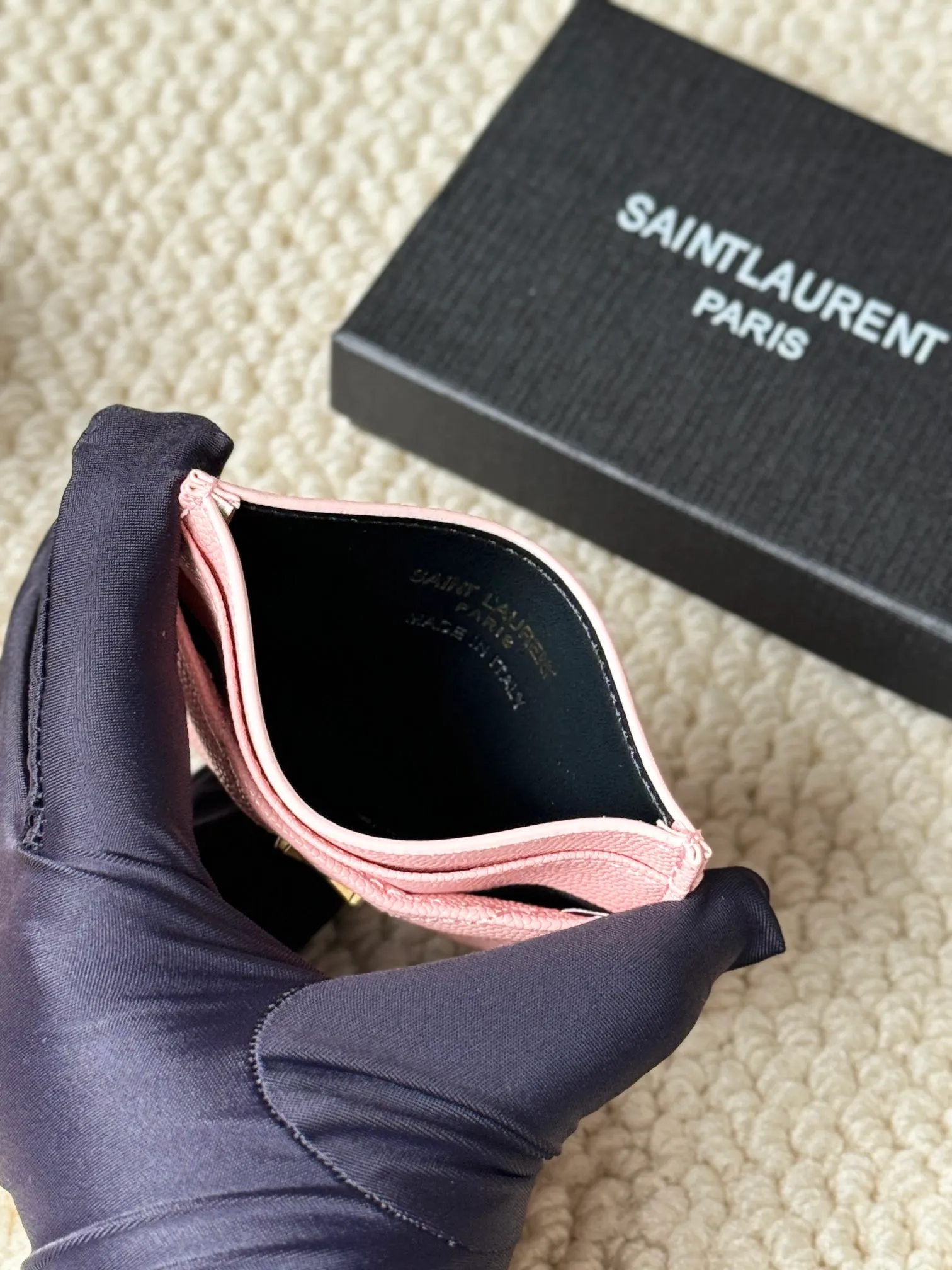 💰100 ysl Yves Saint Laurent's most classic genuine card bag, with sheepskin microfiber lining, jacquard embossed stitching sheepskin credit card holder, metal interlocking YSL logo original single-pair hardware, copied details Style number: 423291 Size: 10.5×7.5×0.5cm