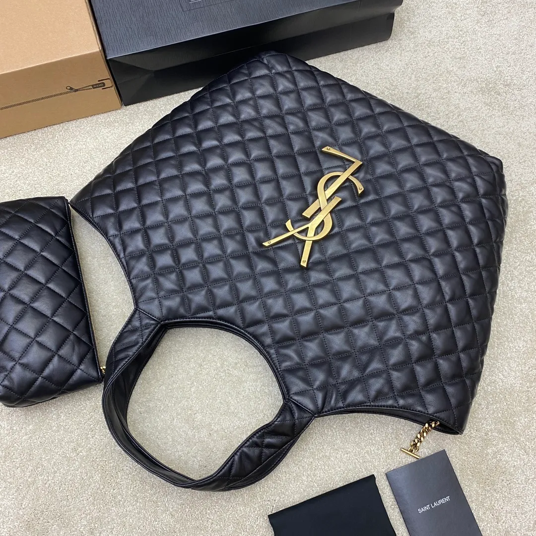 Black sheepskin/gold buckle (large size) 🌈ICARE Tote Bag ~ Shopping bag, the ICARE Tote Bag that is popular all over the Internet, "Free and hot, comfortable and comfortable, elegance is you, and casualness is also you" - Saint Laurent 22 spring and summer new tote bag, retro diamond lattice and precision detail craftsmanship, ICARE has also achieved true refinement in the details! As the latest style, ICARE will definitely show different effects in the bag regardless of the appearance, material and practicality♥️ It can be used by both men and women. The oversized logo design, the letter surface is shaped, has a sculptural and artistic style, it is very eye-catching, so cool, so cool😎I was amazed👄 [This size does not come with packaging] 202201200 Model: 698651 [Original leather] Size: Bottom width 38CM*top width 58*height 43CM*thickness 8cm