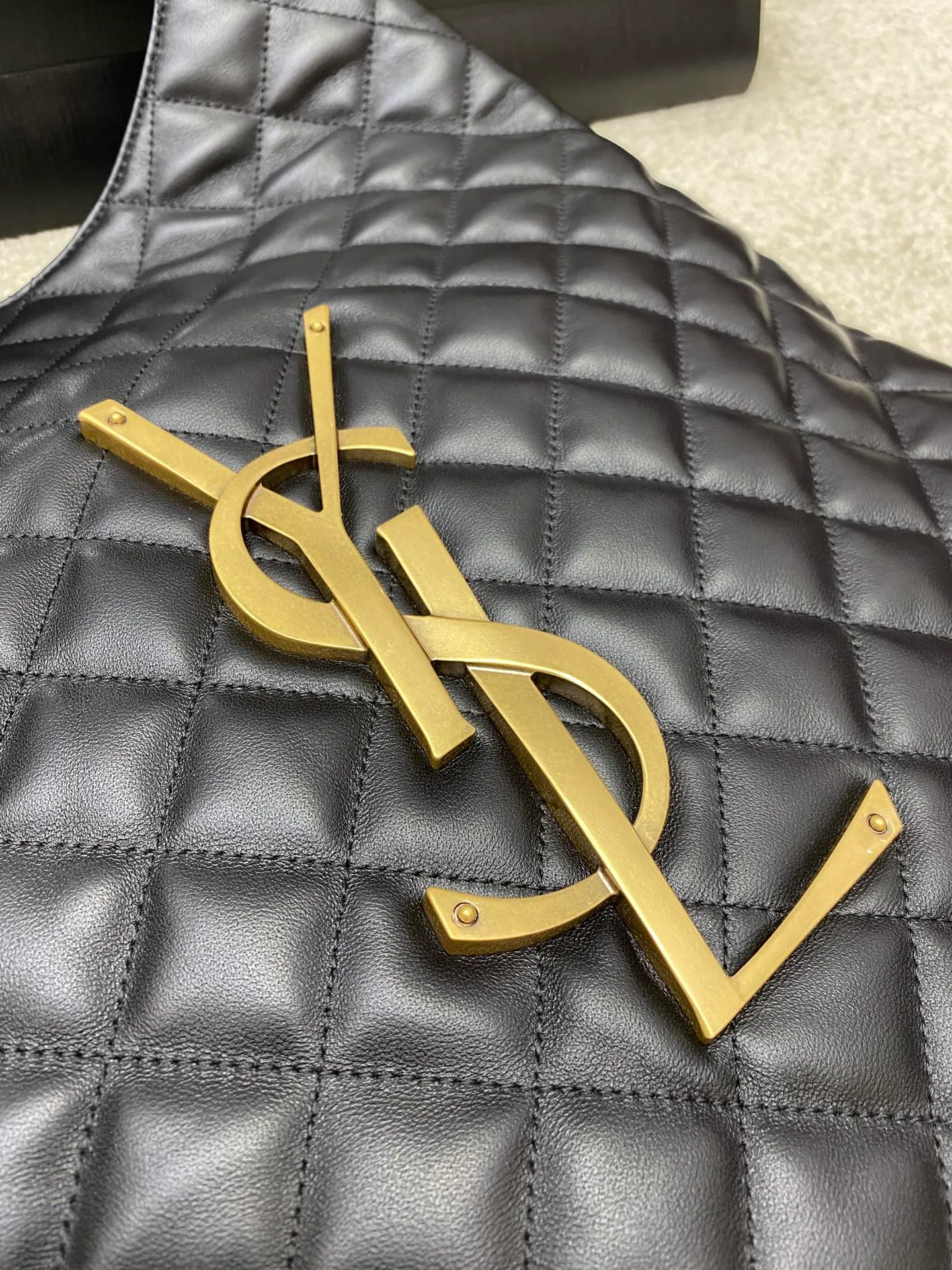 Black sheepskin/gold buckle (large size) 🌈ICARE Tote Bag ~ Shopping bag, the ICARE Tote Bag that is popular all over the Internet, "Free and hot, comfortable and comfortable, elegance is you, and casualness is also you" - Saint Laurent 22 spring and summer new tote bag, retro diamond lattice and precision detail craftsmanship, ICARE has also achieved true refinement in the details! As the latest style, ICARE will definitely show different effects in the bag regardless of the appearance, material and practicality♥️ It can be used by both men and women. The oversized logo design, the letter surface is shaped, has a sculptural and artistic style, it is very eye-catching, so cool, so cool😎I was amazed👄 [This size does not come with packaging] 202201200 Model: 698651 [Original leather] Size: Bottom width 38CM*top width 58*height 43CM*thickness 8cm