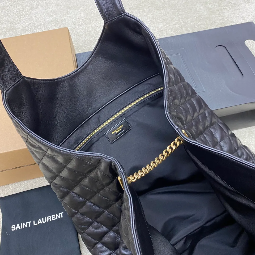 Black sheepskin/gold buckle (large size) 🌈ICARE Tote Bag ~ Shopping bag, the ICARE Tote Bag that is popular all over the Internet, "Free and hot, comfortable and comfortable, elegance is you, and casualness is also you" - Saint Laurent 22 spring and summer new tote bag, retro diamond lattice and precision detail craftsmanship, ICARE has also achieved true refinement in the details! As the latest style, ICARE will definitely show different effects in the bag regardless of the appearance, material and practicality♥️ It can be used by both men and women. The oversized logo design, the letter surface is shaped, has a sculptural and artistic style, it is very eye-catching, so cool, so cool😎I was amazed👄 [This size does not come with packaging] 202201200 Model: 698651 [Original leather] Size: Bottom width 38CM*top width 58*height 43CM*thickness 8cm