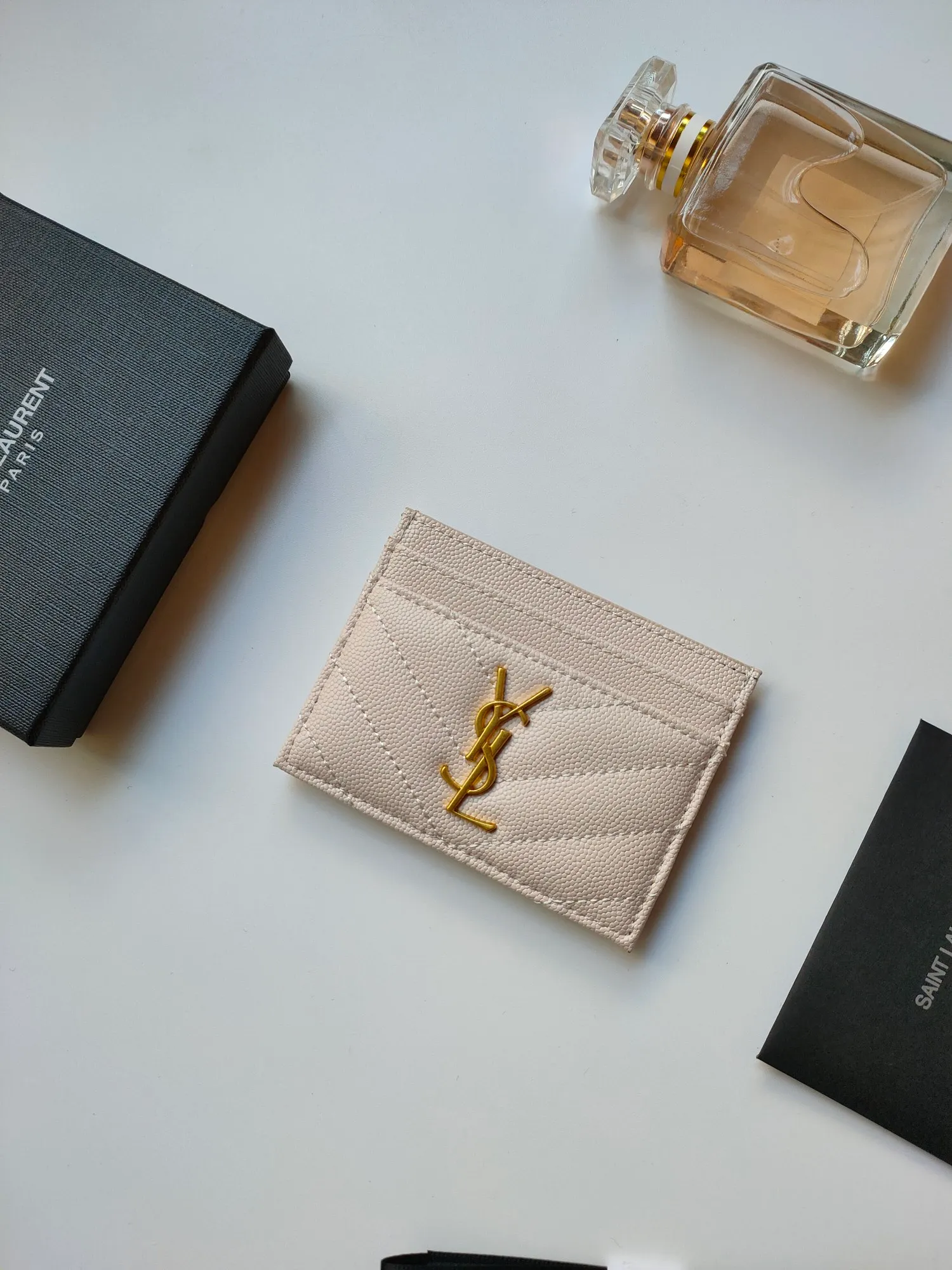💰90 Saint Laurent new product shipped👉Genuine pickup bag, 🎀Sheep pattern microfiber lining, jacquard embossed stitching sheepskin credit card holder, metal interlocking YSL logo original single-pair hardware, replica details😋Style number: 423291😎Size: 10.5×7.5×0.5cm