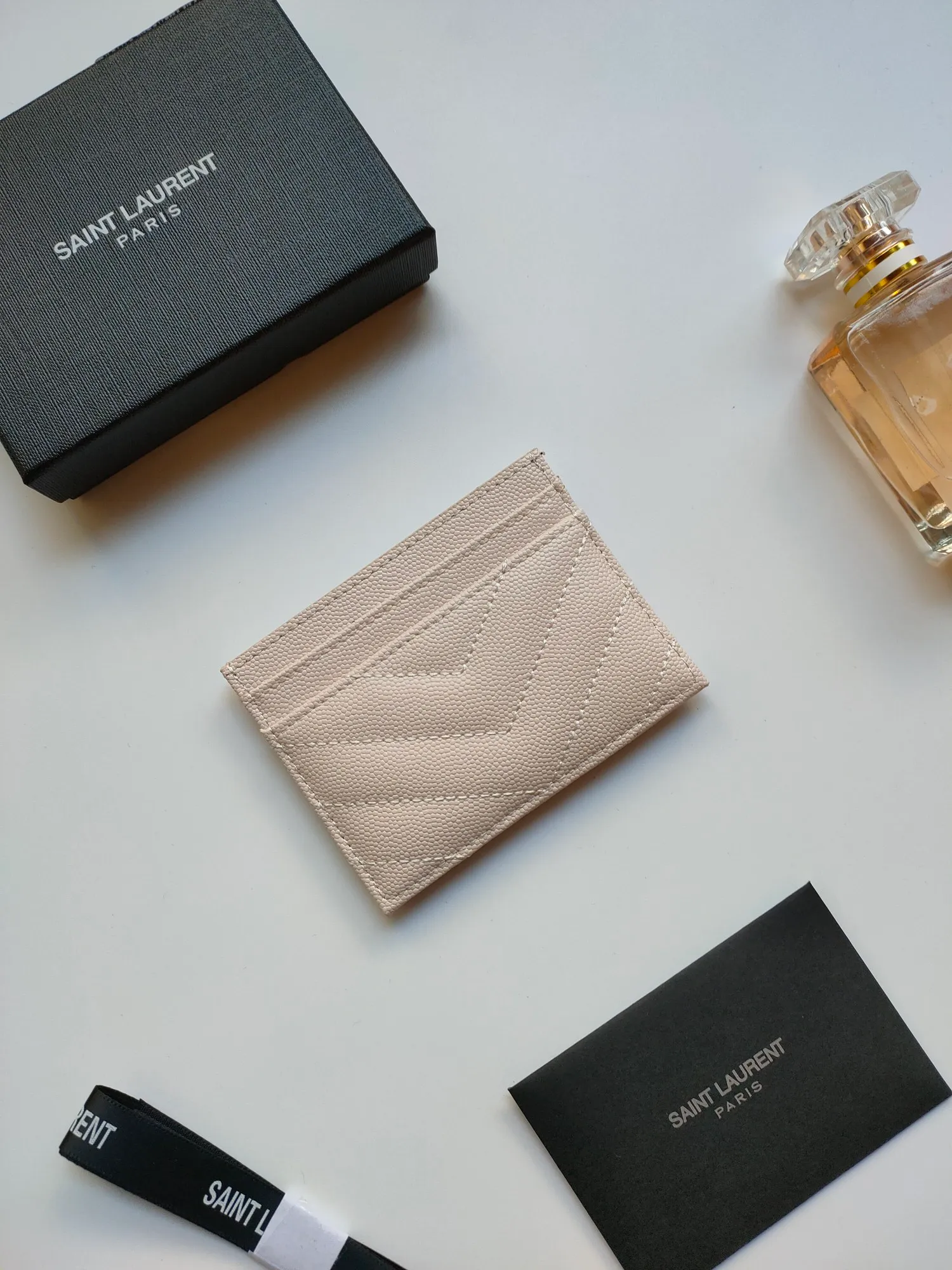 💰90 Saint Laurent new product shipped👉Genuine pickup bag, 🎀Sheep pattern microfiber lining, jacquard embossed stitching sheepskin credit card holder, metal interlocking YSL logo original single-pair hardware, replica details😋Style number: 423291😎Size: 10.5×7.5×0.5cm