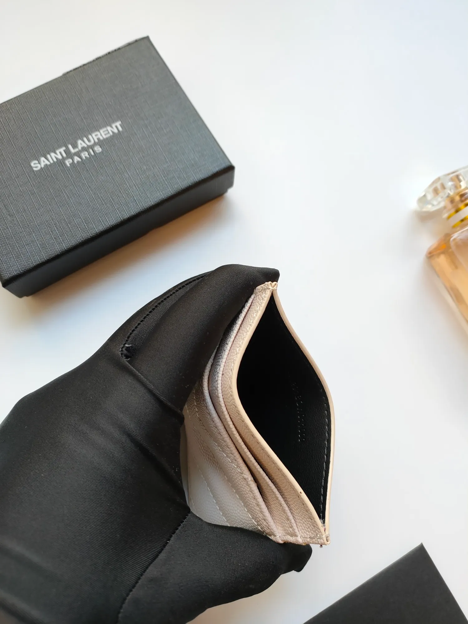 💰90 Saint Laurent new product shipped👉Genuine pickup bag, 🎀Sheep pattern microfiber lining, jacquard embossed stitching sheepskin credit card holder, metal interlocking YSL logo original single-pair hardware, replica details😋Style number: 423291😎Size: 10.5×7.5×0.5cm