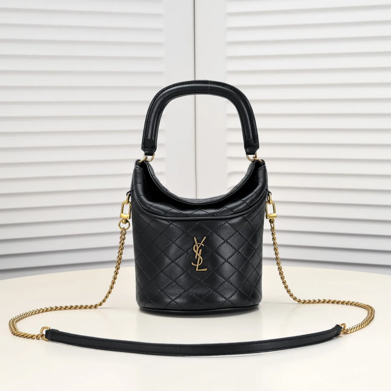 💰440￥108 Yves Saint Laurent GABY MINI BUCKET gaby series newly launched fortune bucket bag, I really love it 😻 Super special bucket bag design, round and straight shape, decorated with a small flap opening and closing on the top, for higher privacy and security, top handle and detachable chain shoulder strap, you can carry it in more ways to adapt to different occasions! The highlight is the quilting process to outline the prismatic pattern, with golden micro-marks, showing the retro celebrity temperament~~~ Confirmed: It is a charming little thing💋 Model: 8030 Size: 19x17x15cm