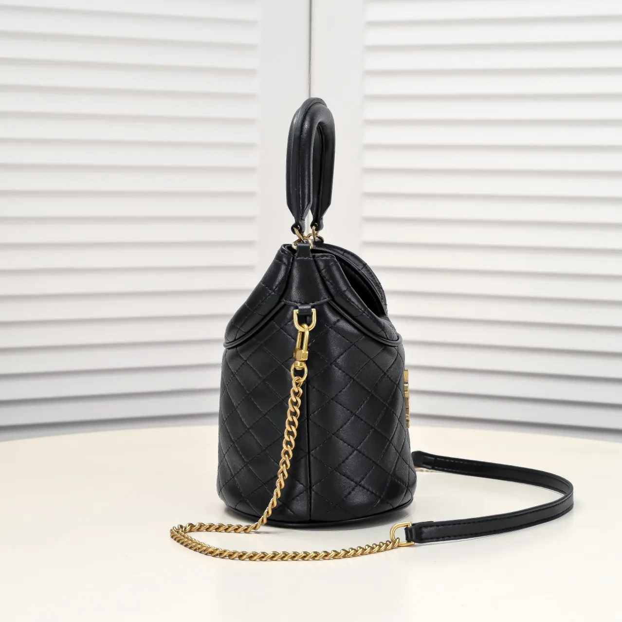 💰440￥108 Yves Saint Laurent GABY MINI BUCKET gaby series newly launched fortune bucket bag, I really love it 😻 Super special bucket bag design, round and straight shape, decorated with a small flap opening and closing on the top, for higher privacy and security, top handle and detachable chain shoulder strap, you can carry it in more ways to adapt to different occasions! The highlight is the quilting process to outline the prismatic pattern, with golden micro-marks, showing the retro celebrity temperament~~~ Confirmed: It is a charming little thing💋 Model: 8030 Size: 19x17x15cm