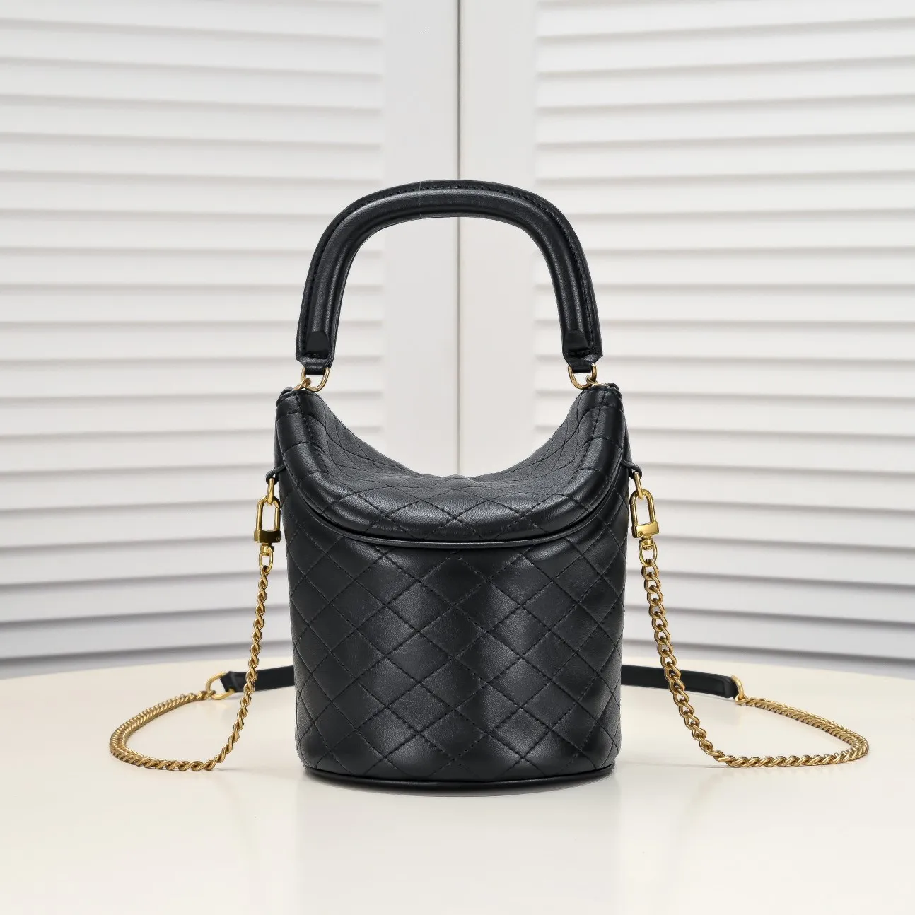 💰440￥108 Yves Saint Laurent GABY MINI BUCKET gaby series newly launched fortune bucket bag, I really love it 😻 Super special bucket bag design, round and straight shape, decorated with a small flap opening and closing on the top, for higher privacy and security, top handle and detachable chain shoulder strap, you can carry it in more ways to adapt to different occasions! The highlight is the quilting process to outline the prismatic pattern, with golden micro-marks, showing the retro celebrity temperament~~~ Confirmed: It is a charming little thing💋 Model: 8030 Size: 19x17x15cm