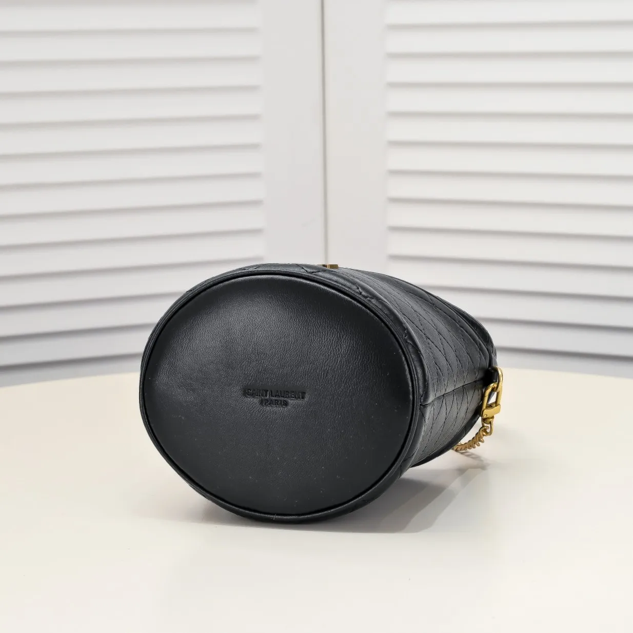 💰440￥108 Yves Saint Laurent GABY MINI BUCKET gaby series newly launched fortune bucket bag, I really love it 😻 Super special bucket bag design, round and straight shape, decorated with a small flap opening and closing on the top, for higher privacy and security, top handle and detachable chain shoulder strap, you can carry it in more ways to adapt to different occasions! The highlight is the quilting process to outline the prismatic pattern, with golden micro-marks, showing the retro celebrity temperament~~~ Confirmed: It is a charming little thing💋 Model: 8030 Size: 19x17x15cm
