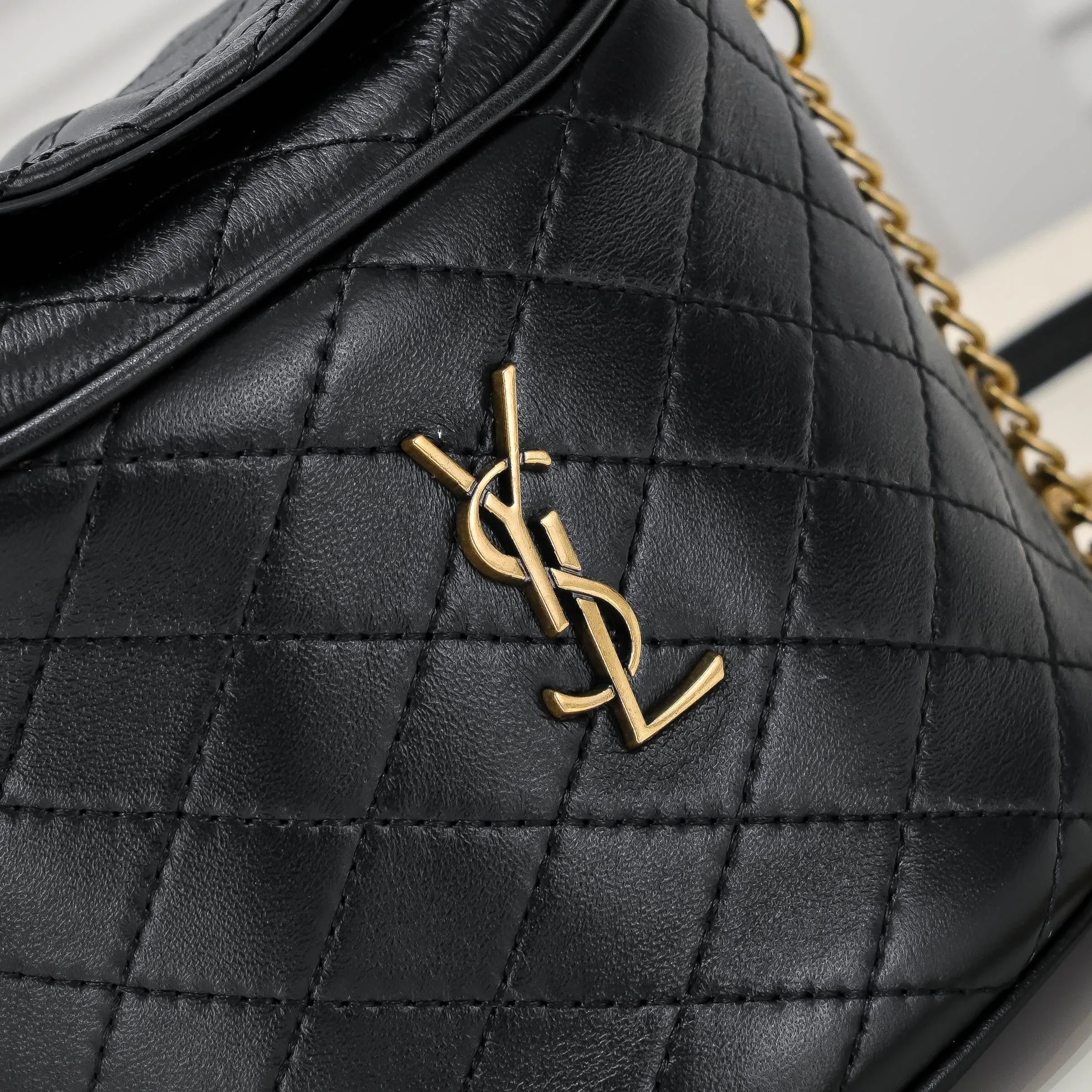 💰440￥108 Yves Saint Laurent GABY MINI BUCKET gaby series newly launched fortune bucket bag, I really love it 😻 Super special bucket bag design, round and straight shape, decorated with a small flap opening and closing on the top, for higher privacy and security, top handle and detachable chain shoulder strap, you can carry it in more ways to adapt to different occasions! The highlight is the quilting process to outline the prismatic pattern, with golden micro-marks, showing the retro celebrity temperament~~~ Confirmed: It is a charming little thing💋 Model: 8030 Size: 19x17x15cm