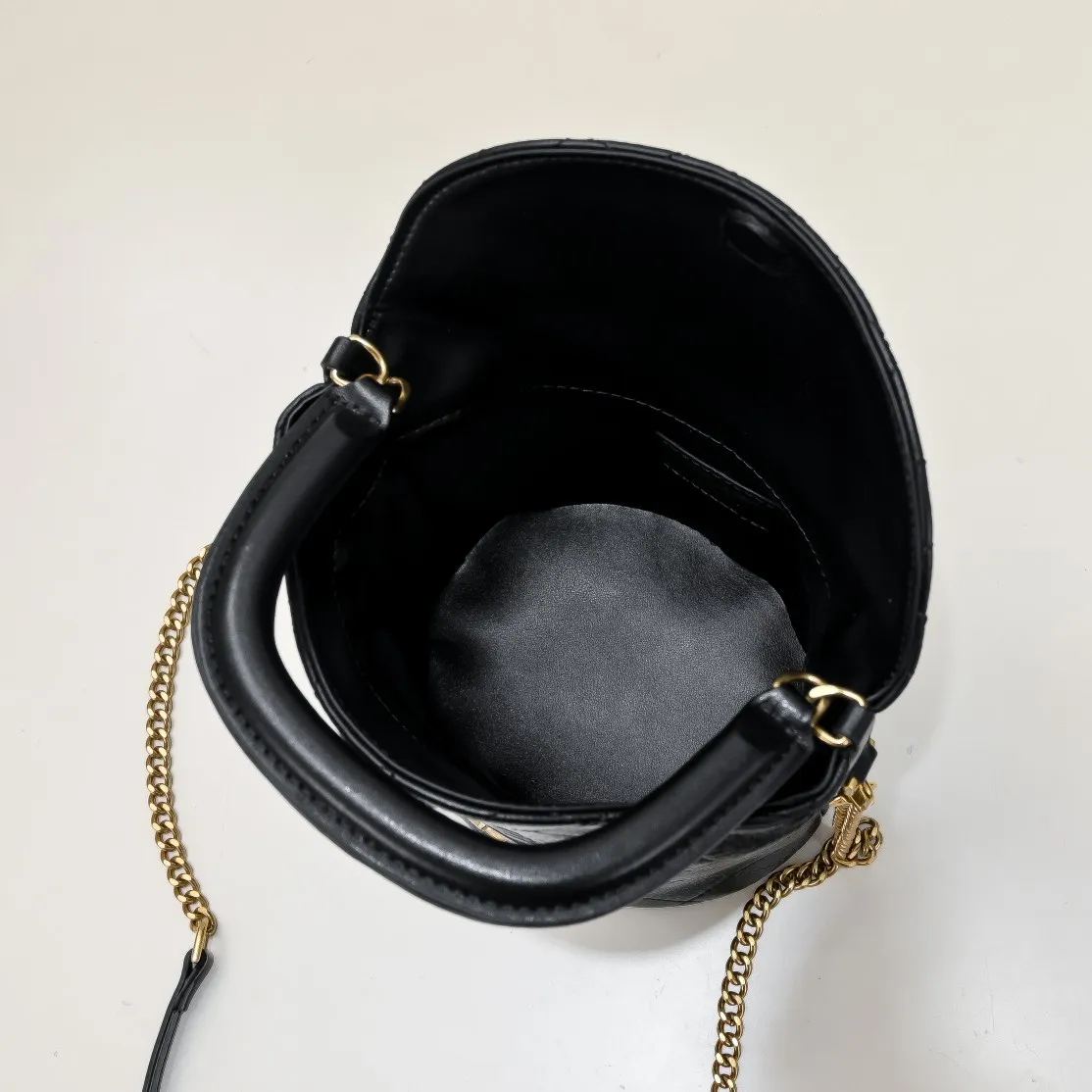 💰440￥108 Yves Saint Laurent GABY MINI BUCKET gaby series newly launched fortune bucket bag, I really love it 😻 Super special bucket bag design, round and straight shape, decorated with a small flap opening and closing on the top, for higher privacy and security, top handle and detachable chain shoulder strap, you can carry it in more ways to adapt to different occasions! The highlight is the quilting process to outline the prismatic pattern, with golden micro-marks, showing the retro celebrity temperament~~~ Confirmed: It is a charming little thing💋 Model: 8030 Size: 19x17x15cm