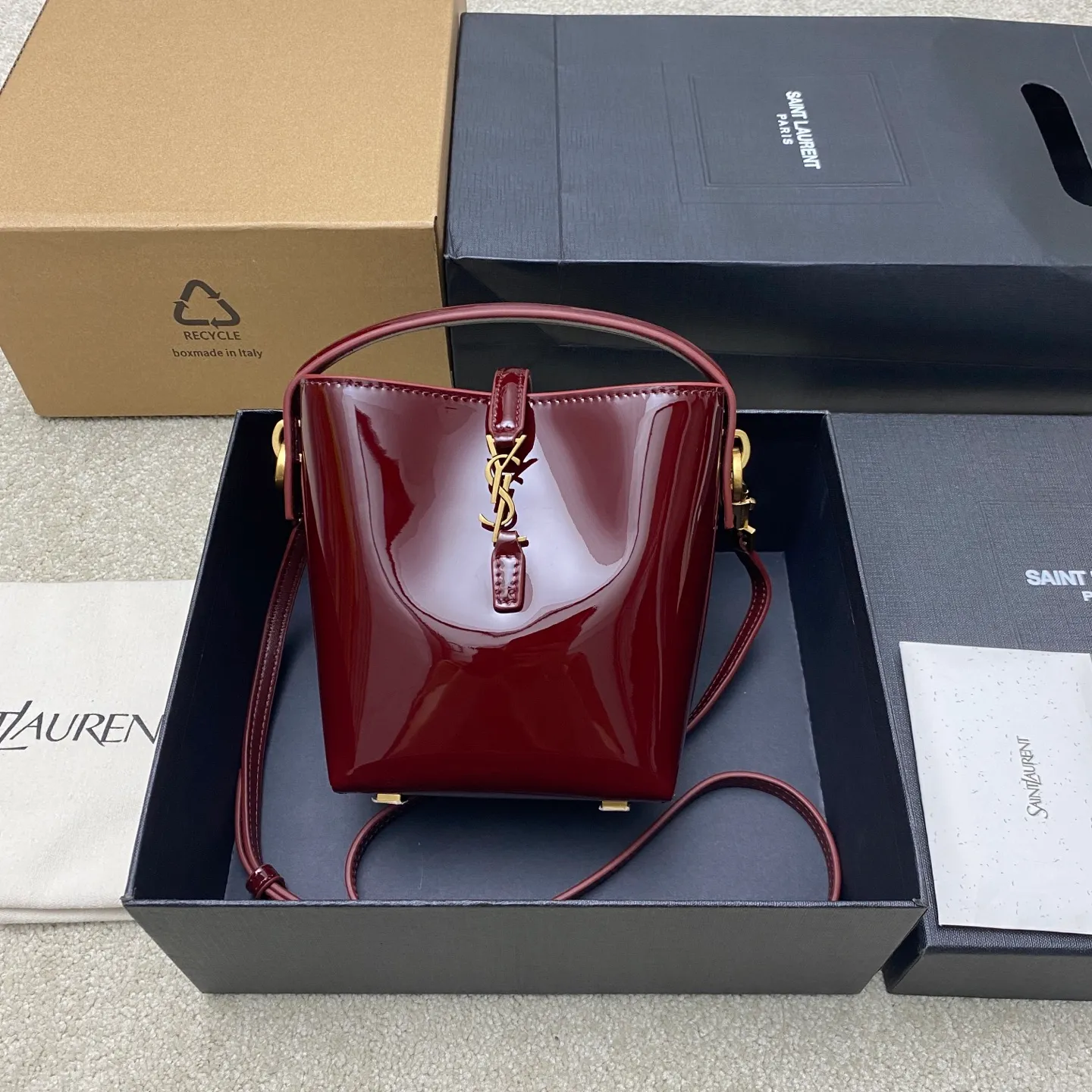 Patent leather maroon/gold 🌈New LE 37 mini glossy leather handbag, super nice bucket bag with handle_New bag type, made of original Italian calfskin, the bag has a simple and three-dimensional outline, looks stiff but not too sharp, there is a metal foot nail at the bottom, with a plug-in buckle with a classic iconic metal logo, the whole gives a unique temperament that is both classic and elegant, but also very fashionable and modern😍20250750 Model: 765870 [original leather] Size: 15×13×6cm