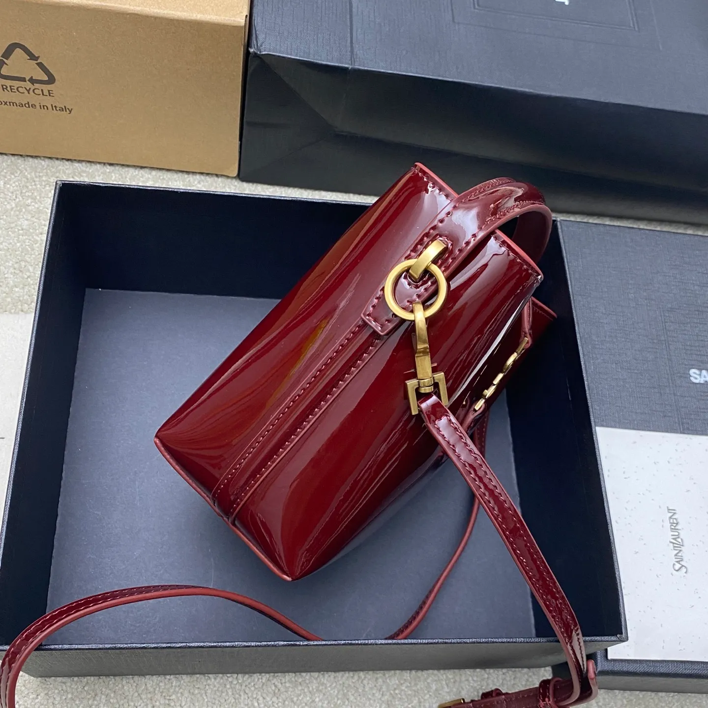 Patent leather maroon/gold 🌈New LE 37 mini glossy leather handbag, super nice bucket bag with handle_New bag type, made of original Italian calfskin, the bag has a simple and three-dimensional outline, looks stiff but not too sharp, there is a metal foot nail at the bottom, with a plug-in buckle with a classic iconic metal logo, the whole gives a unique temperament that is both classic and elegant, but also very fashionable and modern😍20250750 Model: 765870 [original leather] Size: 15×13×6cm