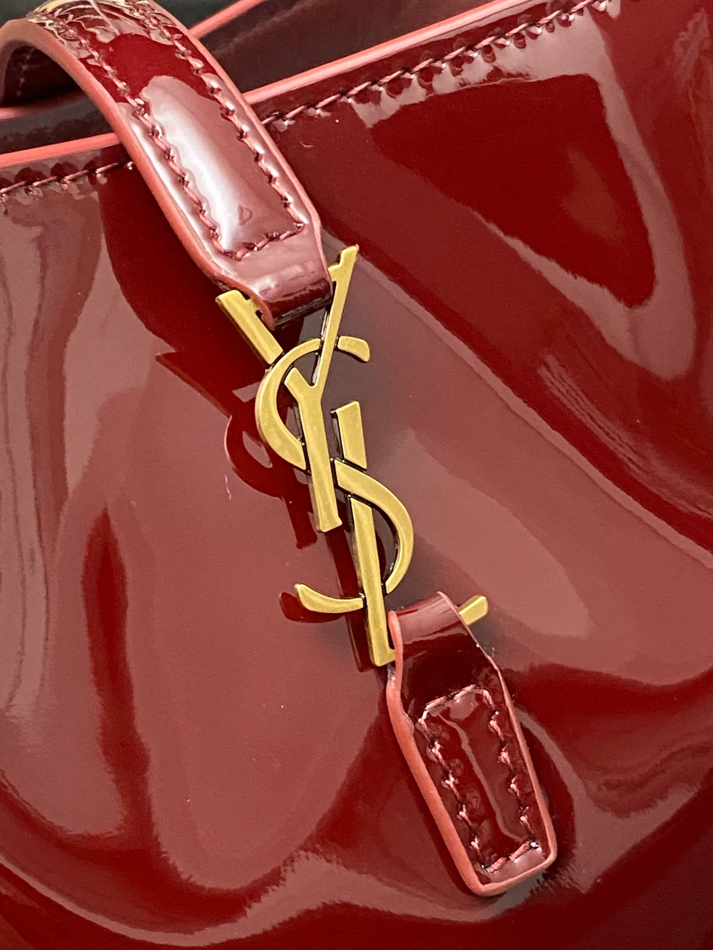 Patent leather maroon/gold 🌈New LE 37 mini glossy leather handbag, super nice bucket bag with handle_New bag type, made of original Italian calfskin, the bag has a simple and three-dimensional outline, looks stiff but not too sharp, there is a metal foot nail at the bottom, with a plug-in buckle with a classic iconic metal logo, the whole gives a unique temperament that is both classic and elegant, but also very fashionable and modern😍20250750 Model: 765870 [original leather] Size: 15×13×6cm