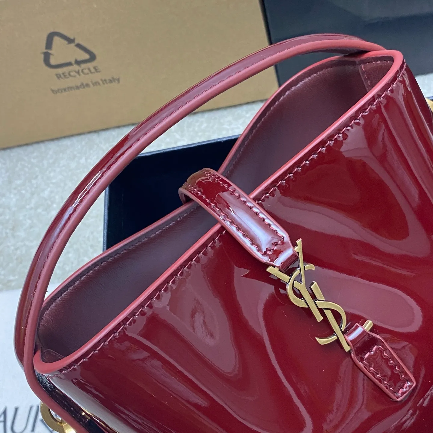 Patent leather maroon/gold 🌈New LE 37 mini glossy leather handbag, super nice bucket bag with handle_New bag type, made of original Italian calfskin, the bag has a simple and three-dimensional outline, looks stiff but not too sharp, there is a metal foot nail at the bottom, with a plug-in buckle with a classic iconic metal logo, the whole gives a unique temperament that is both classic and elegant, but also very fashionable and modern😍20250750 Model: 765870 [original leather] Size: 15×13×6cm