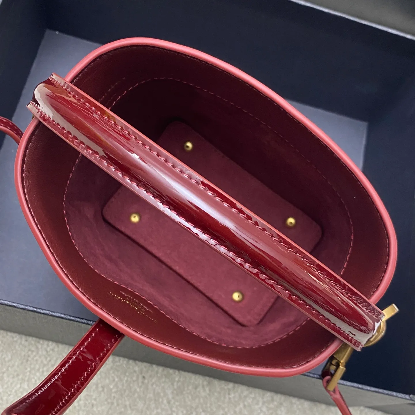 Patent leather maroon/gold 🌈New LE 37 mini glossy leather handbag, super nice bucket bag with handle_New bag type, made of original Italian calfskin, the bag has a simple and three-dimensional outline, looks stiff but not too sharp, there is a metal foot nail at the bottom, with a plug-in buckle with a classic iconic metal logo, the whole gives a unique temperament that is both classic and elegant, but also very fashionable and modern😍20250750 Model: 765870 [original leather] Size: 15×13×6cm