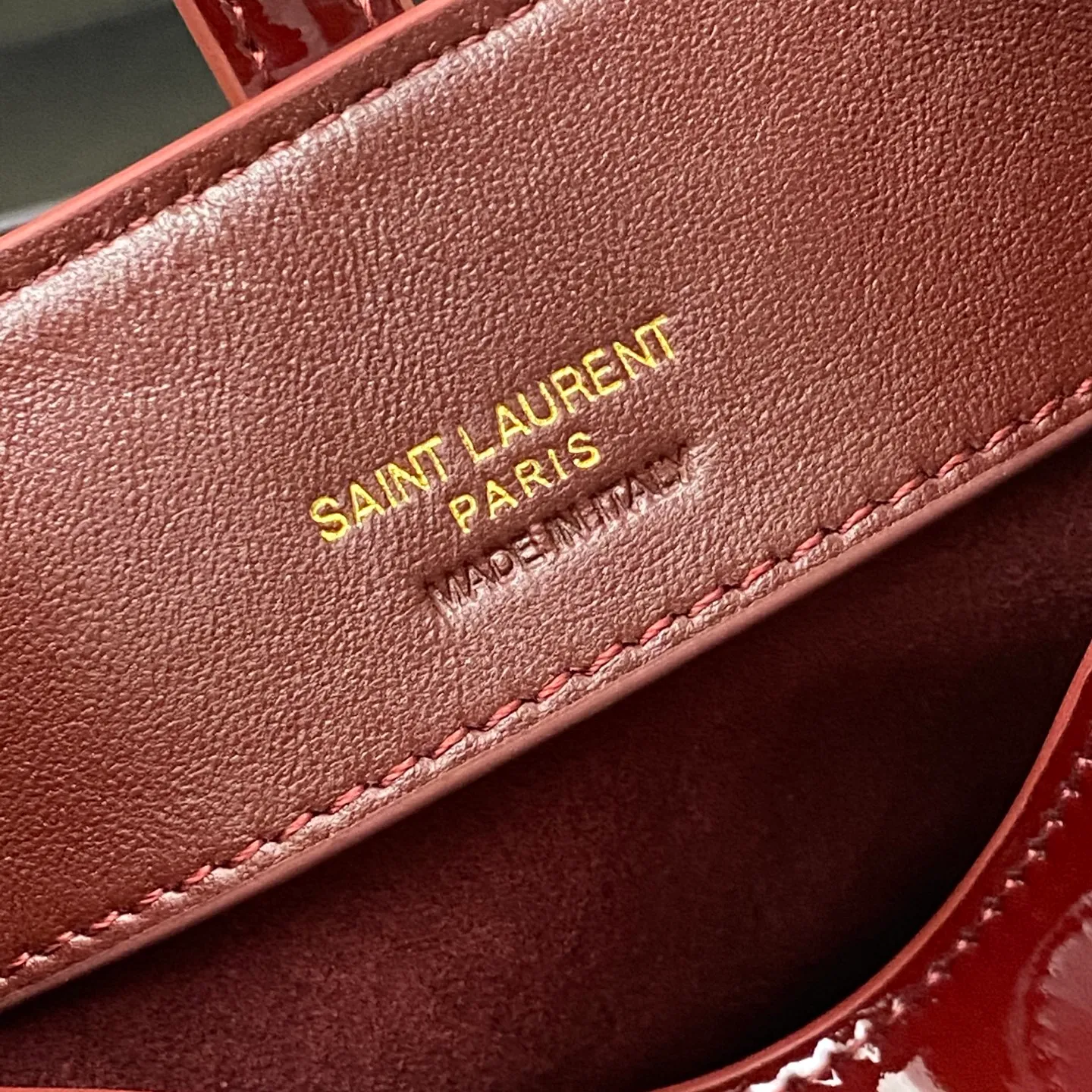 Patent leather maroon/gold 🌈New LE 37 mini glossy leather handbag, super nice bucket bag with handle_New bag type, made of original Italian calfskin, the bag has a simple and three-dimensional outline, looks stiff but not too sharp, there is a metal foot nail at the bottom, with a plug-in buckle with a classic iconic metal logo, the whole gives a unique temperament that is both classic and elegant, but also very fashionable and modern😍20250750 Model: 765870 [original leather] Size: 15×13×6cm