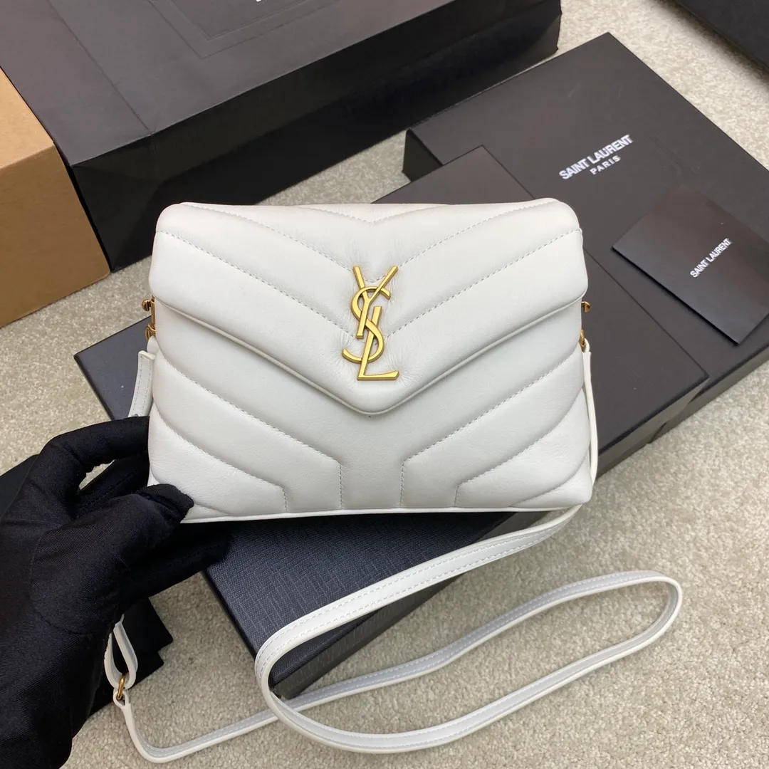 White plain leather/gold 🌈 LouLou mini crossbody bag, the entire bag is made of soft Italian original calfskin, with classic Y family diagonal stripe quilting technology, has a soft texture front flap bag, the shoulder strap is adjustable and can be detached into a hand-held style. Easily achieve multiple uses in one bag👍The volume is not large, but the content is not small. There is a zipper bag inside the bag, two main compartments, 3 card slots, and a small partition in the middle and side to place cash or bills👍20220680 Model: 392255 [original leather] Size: 20x14x7cm