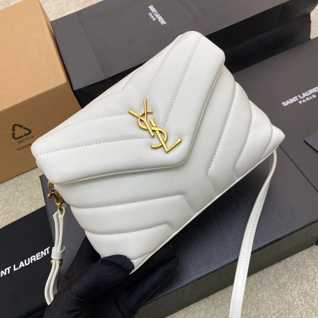 White plain leather/gold 🌈 LouLou mini crossbody bag, the entire bag is made of soft Italian original calfskin, with classic Y family diagonal stripe quilting technology, has a soft texture front flap bag, the shoulder strap is adjustable and can be detached into a hand-held style. Easily achieve multiple uses in one bag👍The volume is not large, but the content is not small. There is a zipper bag inside the bag, two main compartments, 3 card slots, and a small partition in the middle and side to place cash or bills👍20220680 Model: 392255 [original leather] Size: 20x14x7cm
