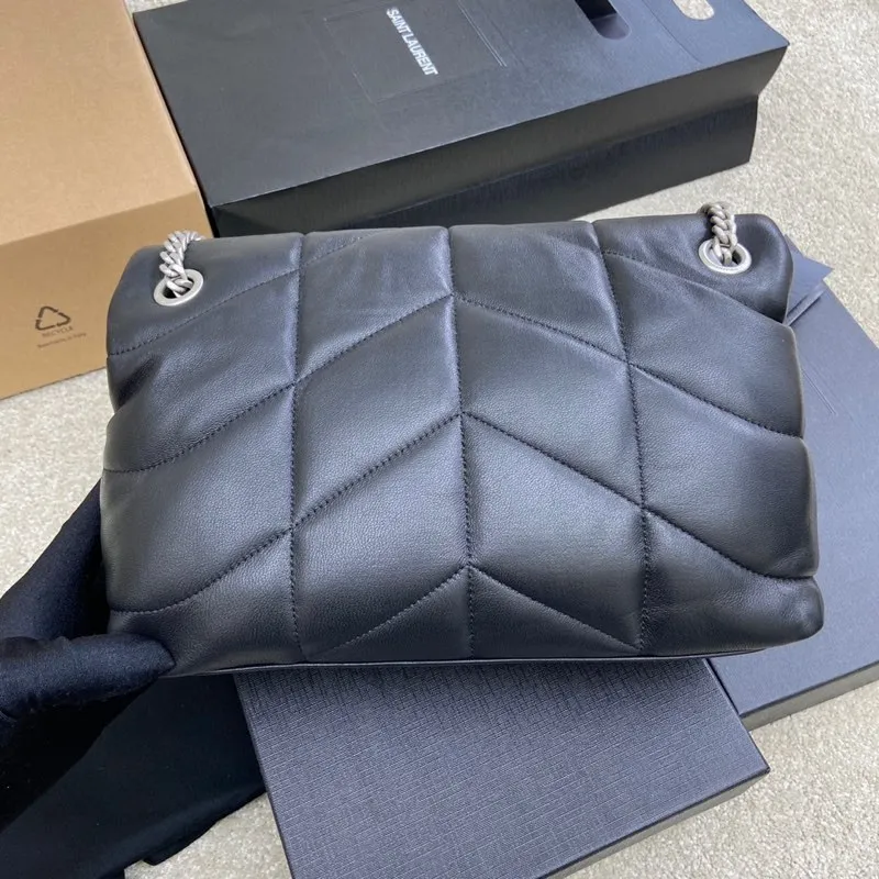 Black sheepskin/silver hardware 🌈LOULOU PUFFER Medium quilted lambskin bag, made of genuine genuine leather, feels soft and delicate, like embracing clouds☁️💋The classic Y family logo, chain and buttonhole hardware are all made of Barkin matte silver hardware. The opening of the bag is folded and sealed with a magnetic snap buckle, which has first-class sealing and safety👍20210800 Size: 29x17x11cm Model: 577476 [original leather]