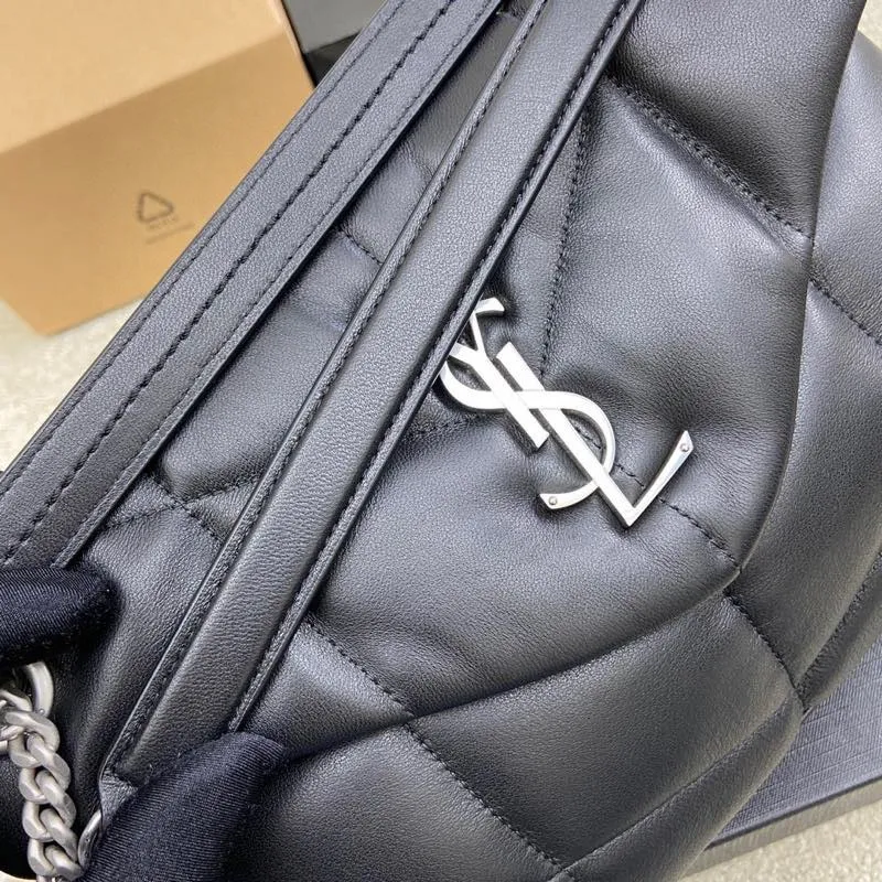 Black sheepskin/silver hardware 🌈LOULOU PUFFER Medium quilted lambskin bag, made of genuine genuine leather, feels soft and delicate, like embracing clouds☁️💋The classic Y family logo, chain and buttonhole hardware are all made of Barkin matte silver hardware. The opening of the bag is folded and sealed with a magnetic snap buckle, which has first-class sealing and safety👍20210800 Size: 29x17x11cm Model: 577476 [original leather]