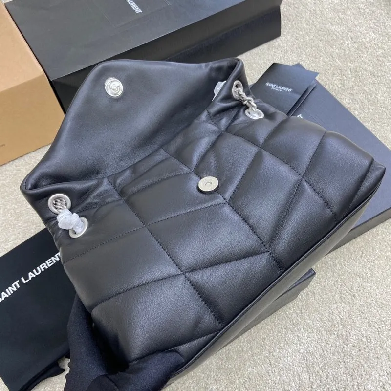 Black sheepskin/silver hardware 🌈LOULOU PUFFER Medium quilted lambskin bag, made of genuine genuine leather, feels soft and delicate, like embracing clouds☁️💋The classic Y family logo, chain and buttonhole hardware are all made of Barkin matte silver hardware. The opening of the bag is folded and sealed with a magnetic snap buckle, which has first-class sealing and safety👍20210800 Size: 29x17x11cm Model: 577476 [original leather]
