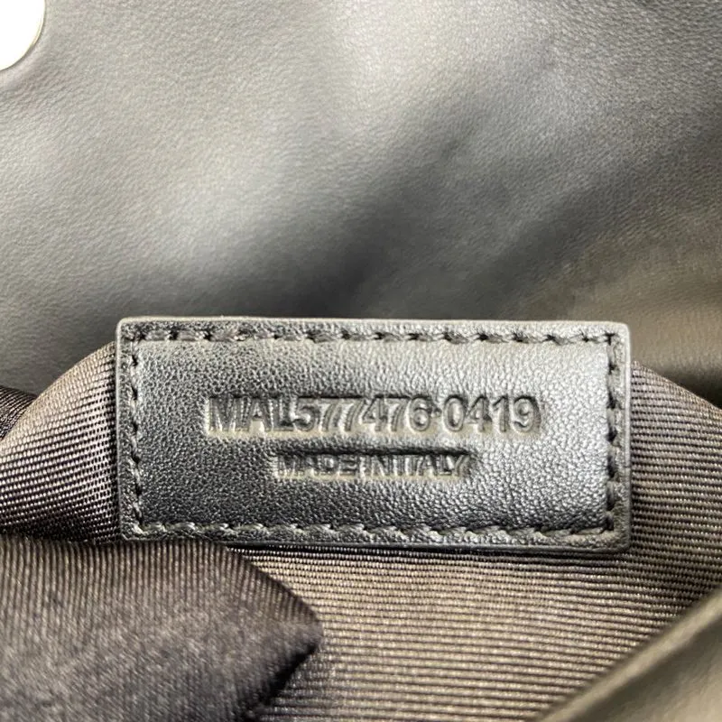 Black sheepskin/silver hardware 🌈LOULOU PUFFER Medium quilted lambskin bag, made of genuine genuine leather, feels soft and delicate, like embracing clouds☁️💋The classic Y family logo, chain and buttonhole hardware are all made of Barkin matte silver hardware. The opening of the bag is folded and sealed with a magnetic snap buckle, which has first-class sealing and safety👍20210800 Size: 29x17x11cm Model: 577476 [original leather]