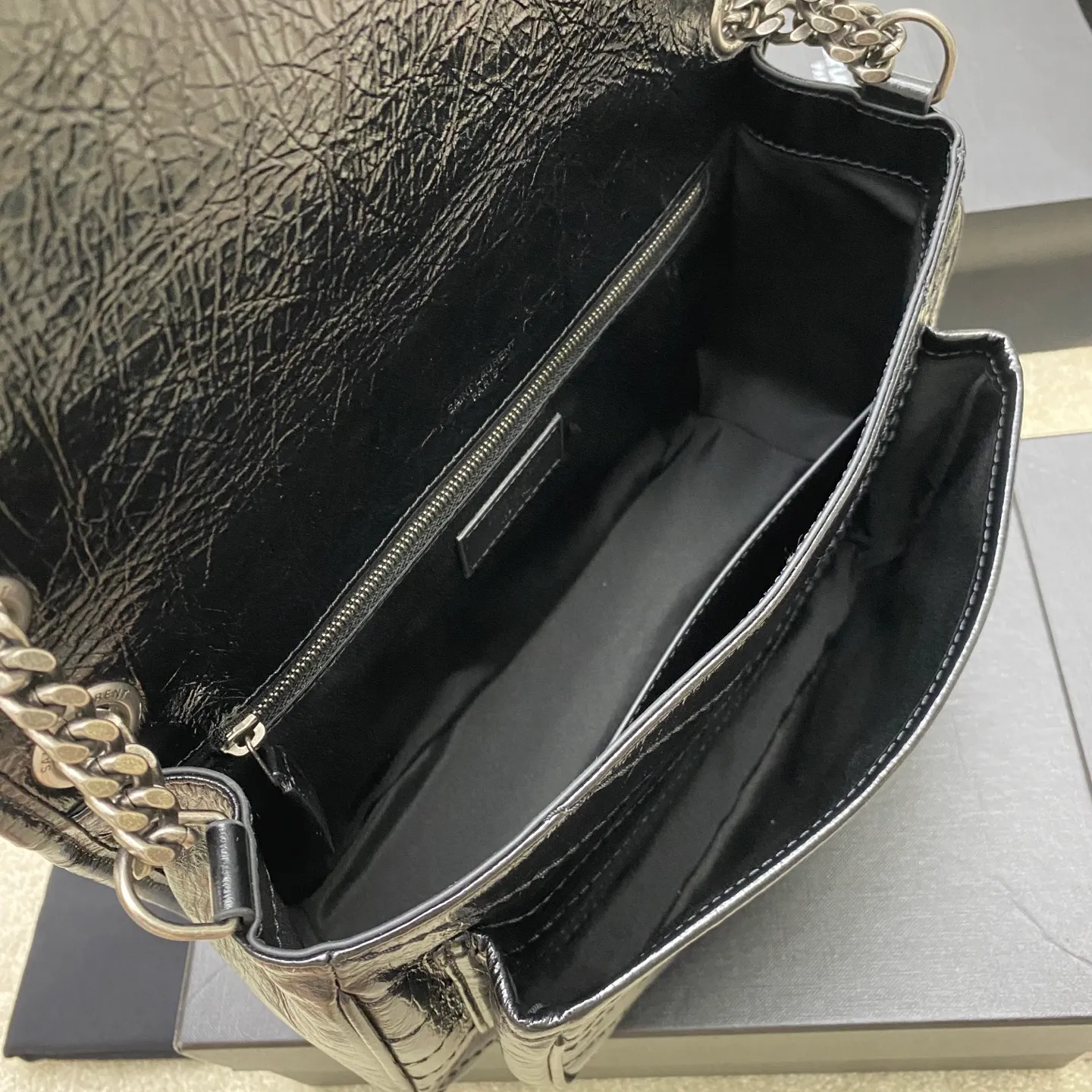Upgraded version of matte original leather 🌈Best-selling NIKI～28CM 👍👍Original leather with burst cracks [strong][strong] There are many stars, and it is hard to find a pack of the same model online at counters. NIKI is popular all over the world. The best-selling one is of course the medium size 28cm, super large capacity, oil wax wrinkled cowhide, the hardware is even more special, the surface of the hardware is cowhide! The process is very complicated and gives you different visual effects! A must-have style! Celebrities and Internet celebrities each have one 👑20250890 Model: 498894 [Upgraded matte original leather] Size: 28x20.5x8.5cm