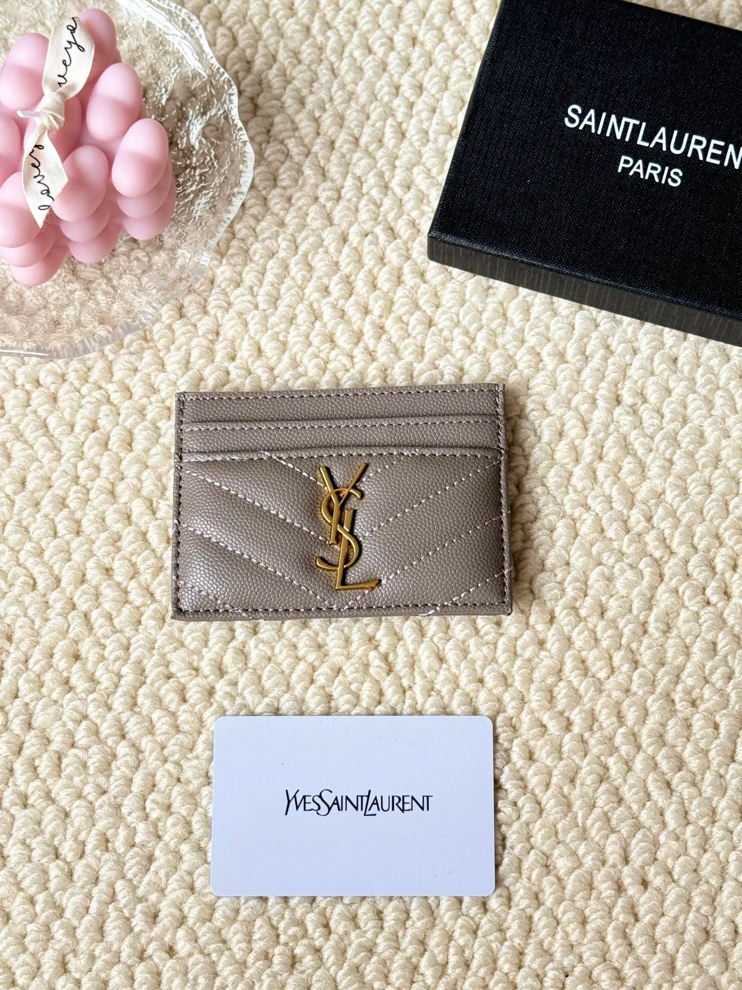 💰100 ysl Yves Saint Laurent's most classic genuine card bag, with sheepskin microfiber lining, jacquard embossed stitching sheepskin credit card holder, metal interlocking YSL logo original single-pair hardware, copied details Style number: 423291 Size: 10.5×7.5×0.5cm