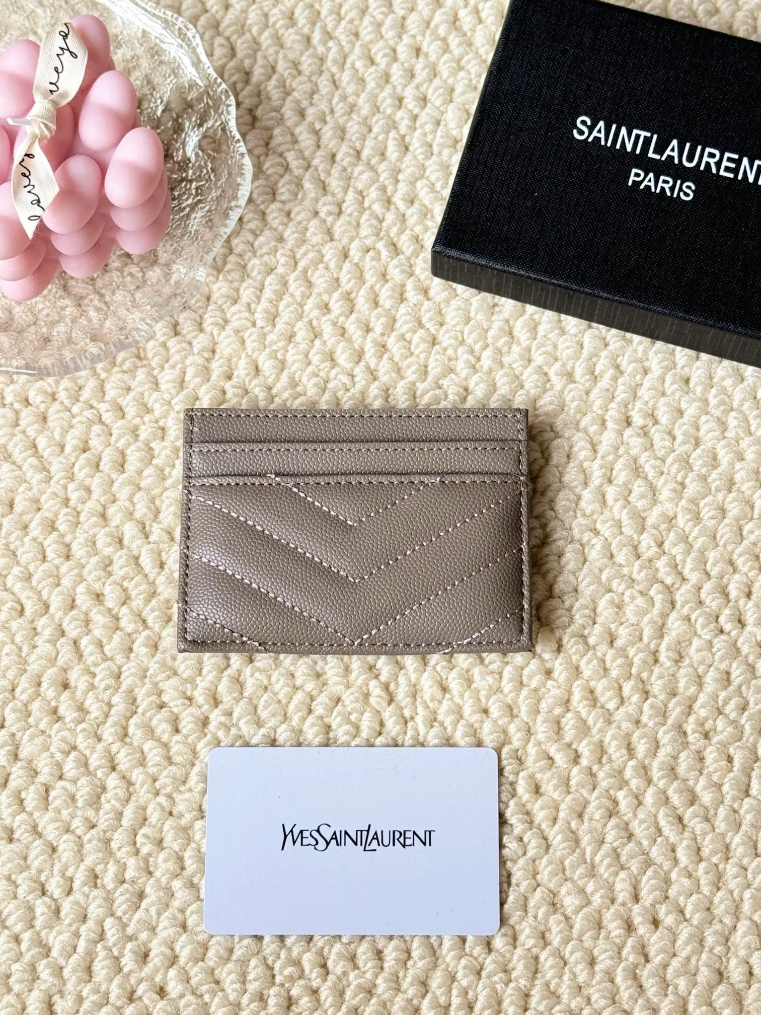 💰100 ysl Yves Saint Laurent's most classic genuine card bag, with sheepskin microfiber lining, jacquard embossed stitching sheepskin credit card holder, metal interlocking YSL logo original single-pair hardware, copied details Style number: 423291 Size: 10.5×7.5×0.5cm