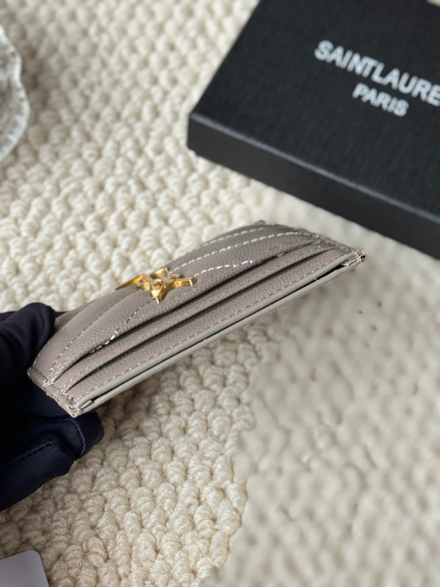💰100 ysl Yves Saint Laurent's most classic genuine card bag, with sheepskin microfiber lining, jacquard embossed stitching sheepskin credit card holder, metal interlocking YSL logo original single-pair hardware, copied details Style number: 423291 Size: 10.5×7.5×0.5cm