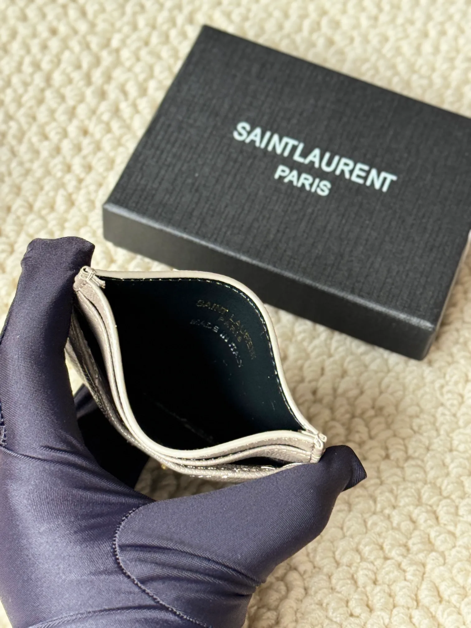 💰100 ysl Yves Saint Laurent's most classic genuine card bag, with sheepskin microfiber lining, jacquard embossed stitching sheepskin credit card holder, metal interlocking YSL logo original single-pair hardware, copied details Style number: 423291 Size: 10.5×7.5×0.5cm