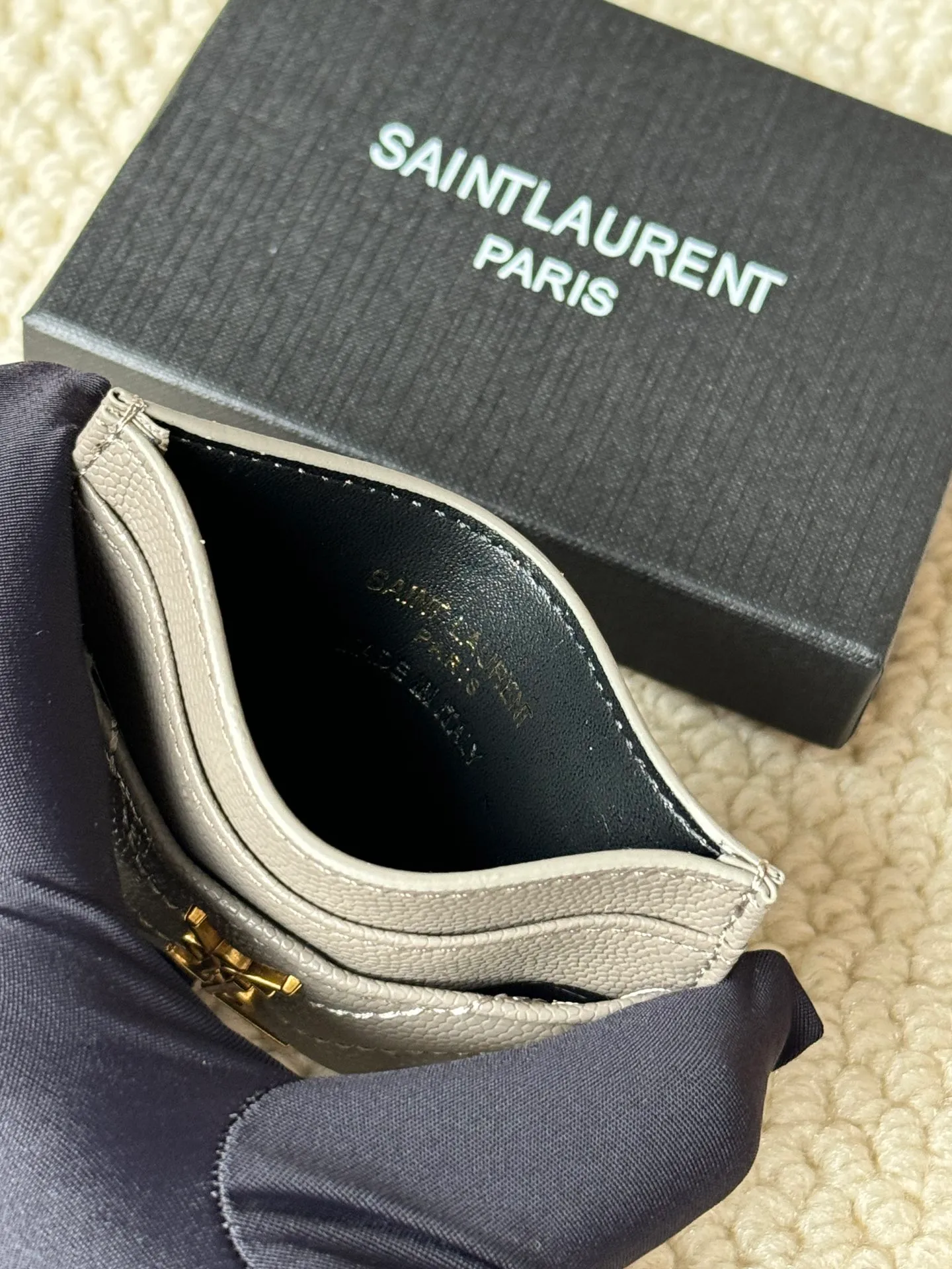 💰100 ysl Yves Saint Laurent's most classic genuine card bag, with sheepskin microfiber lining, jacquard embossed stitching sheepskin credit card holder, metal interlocking YSL logo original single-pair hardware, copied details Style number: 423291 Size: 10.5×7.5×0.5cm