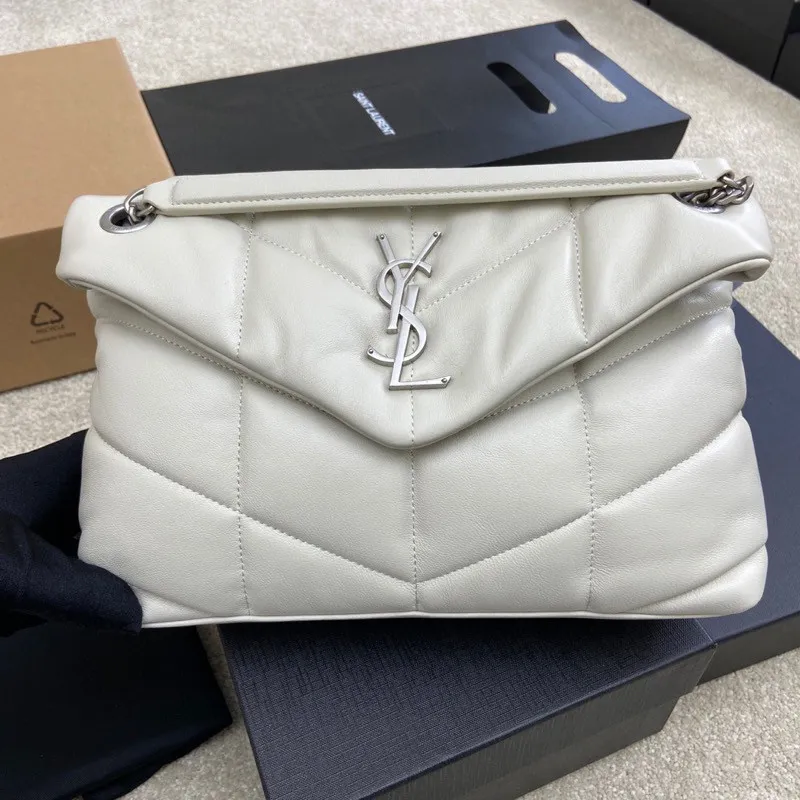 White sheepskin/silver hardware 🌈LOULOU PUFFER Medium quilted lambskin bag, made of genuine genuine leather, feels soft and delicate, like embracing clouds☁️💋The classic Y family logo, chain and buttonhole hardware are all made of Barkin matte silver hardware. The opening of the bag is folded and sealed with a magnetic snap buckle, which has first-class sealing and safety👍20210800 Size: 29x17x11cm Model: 577476 [original leather]