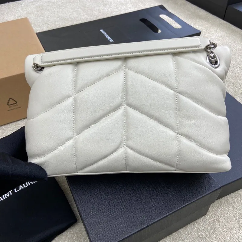 White sheepskin/silver hardware 🌈LOULOU PUFFER Medium quilted lambskin bag, made of genuine genuine leather, feels soft and delicate, like embracing clouds☁️💋The classic Y family logo, chain and buttonhole hardware are all made of Barkin matte silver hardware. The opening of the bag is folded and sealed with a magnetic snap buckle, which has first-class sealing and safety👍20210800 Size: 29x17x11cm Model: 577476 [original leather]