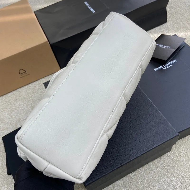 White sheepskin/silver hardware 🌈LOULOU PUFFER Medium quilted lambskin bag, made of genuine genuine leather, feels soft and delicate, like embracing clouds☁️💋The classic Y family logo, chain and buttonhole hardware are all made of Barkin matte silver hardware. The opening of the bag is folded and sealed with a magnetic snap buckle, which has first-class sealing and safety👍20210800 Size: 29x17x11cm Model: 577476 [original leather]