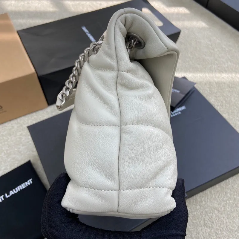 White sheepskin/silver hardware 🌈LOULOU PUFFER Medium quilted lambskin bag, made of genuine genuine leather, feels soft and delicate, like embracing clouds☁️💋The classic Y family logo, chain and buttonhole hardware are all made of Barkin matte silver hardware. The opening of the bag is folded and sealed with a magnetic snap buckle, which has first-class sealing and safety👍20210800 Size: 29x17x11cm Model: 577476 [original leather]