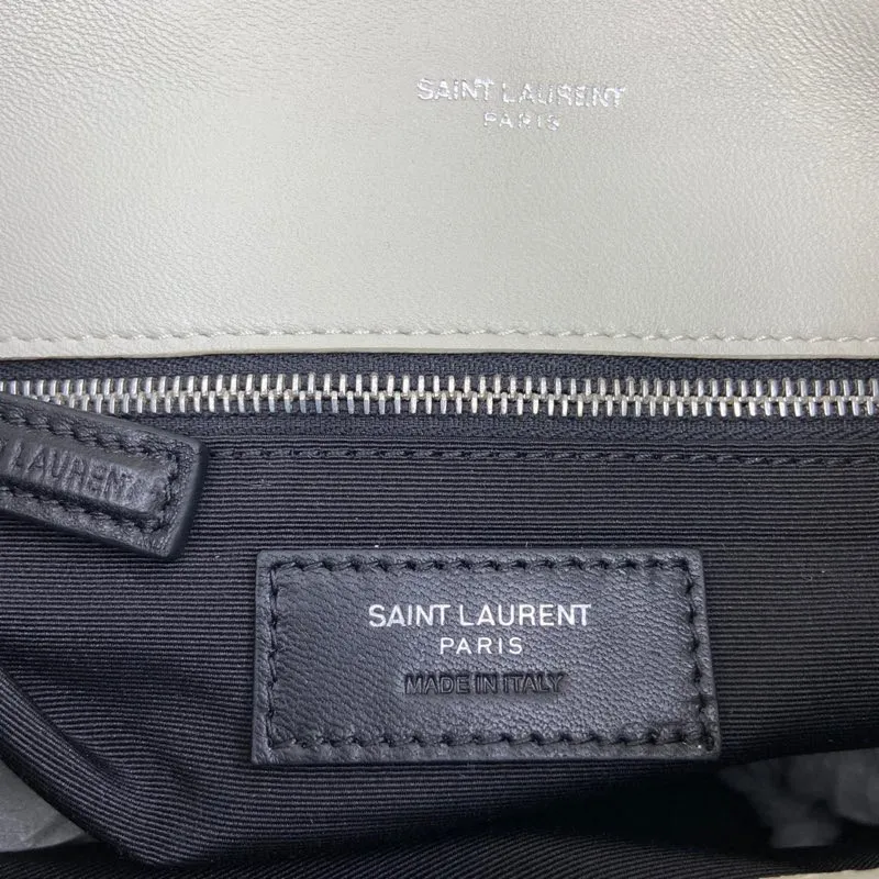 White sheepskin/silver hardware 🌈LOULOU PUFFER Medium quilted lambskin bag, made of genuine genuine leather, feels soft and delicate, like embracing clouds☁️💋The classic Y family logo, chain and buttonhole hardware are all made of Barkin matte silver hardware. The opening of the bag is folded and sealed with a magnetic snap buckle, which has first-class sealing and safety👍20210800 Size: 29x17x11cm Model: 577476 [original leather]