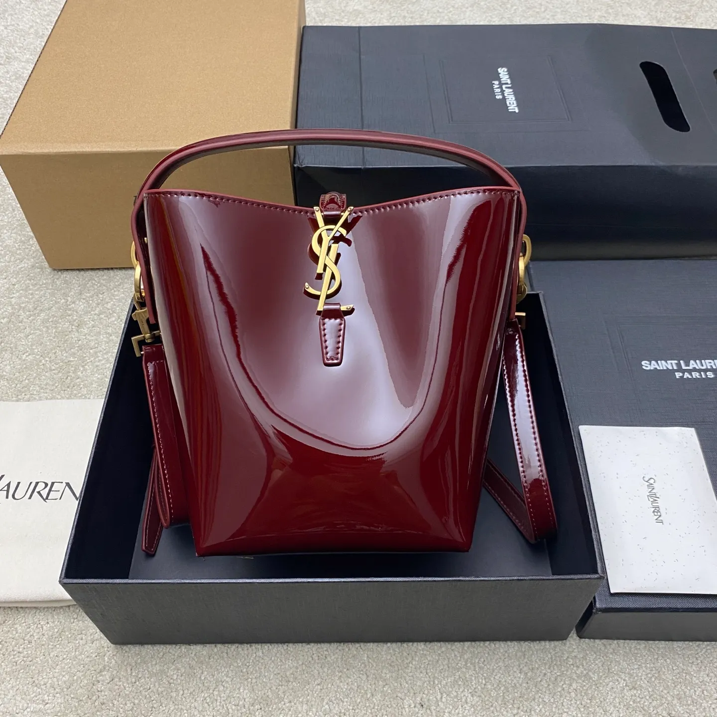 Patent leather maroon/gold 🌈New LE 5À7 series small bucket bag, black super good-looking bucket bag with handle_New style of bag, made of Italian calfskin, the bag has a simple and three-dimensional outline, looks stiff but not too sharp, with four metal feet at the bottom, and a plug-in bag buckle with a classic iconic metal logo, the whole gives a unique temperament that is both classic and elegant, yet very fashionable and modern! 20240880 Model: 749036 [original leather] Size: 20x17x13cm