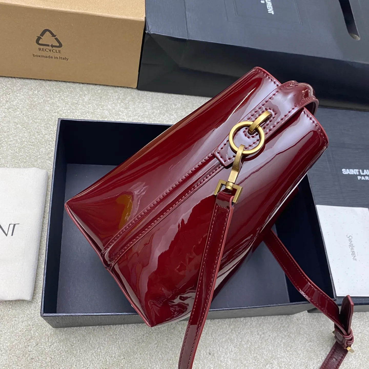 Patent leather maroon/gold 🌈New LE 5À7 series small bucket bag, black super good-looking bucket bag with handle_New style of bag, made of Italian calfskin, the bag has a simple and three-dimensional outline, looks stiff but not too sharp, with four metal feet at the bottom, and a plug-in bag buckle with a classic iconic metal logo, the whole gives a unique temperament that is both classic and elegant, yet very fashionable and modern! 20240880 Model: 749036 [original leather] Size: 20x17x13cm