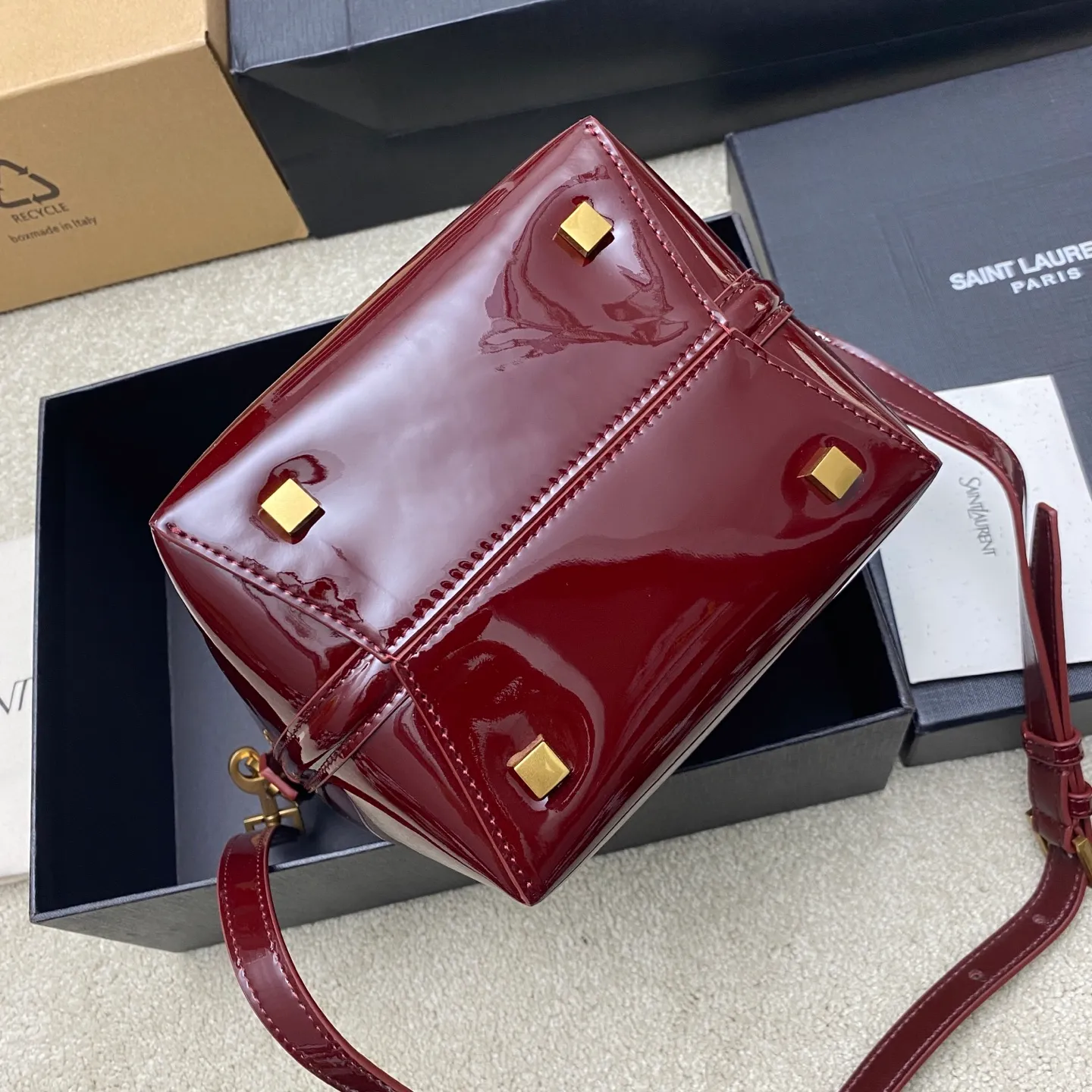 Patent leather maroon/gold 🌈New LE 5À7 series small bucket bag, black super good-looking bucket bag with handle_New style of bag, made of Italian calfskin, the bag has a simple and three-dimensional outline, looks stiff but not too sharp, with four metal feet at the bottom, and a plug-in bag buckle with a classic iconic metal logo, the whole gives a unique temperament that is both classic and elegant, yet very fashionable and modern! 20240880 Model: 749036 [original leather] Size: 20x17x13cm